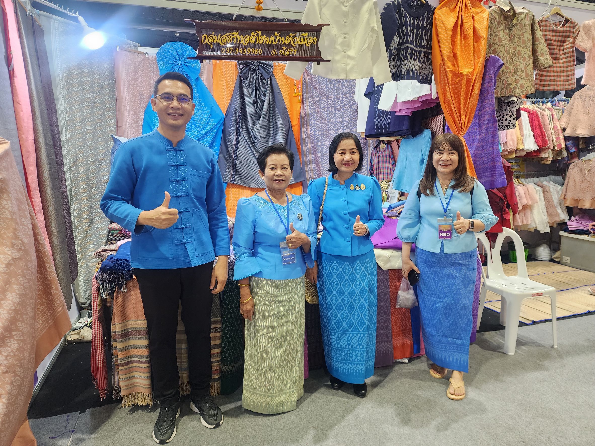 พช.ยโสธร ร่วมพิธีเปิดงานศิลปาชีพ ประทีปไทย OTOP หลอมดวงใจ ด้วยพระบารมี “ผ้าทอไทย สายใยแห่งพระเมตตา สร้างอาชีพปวงประชา อย่างยั่งยืน”