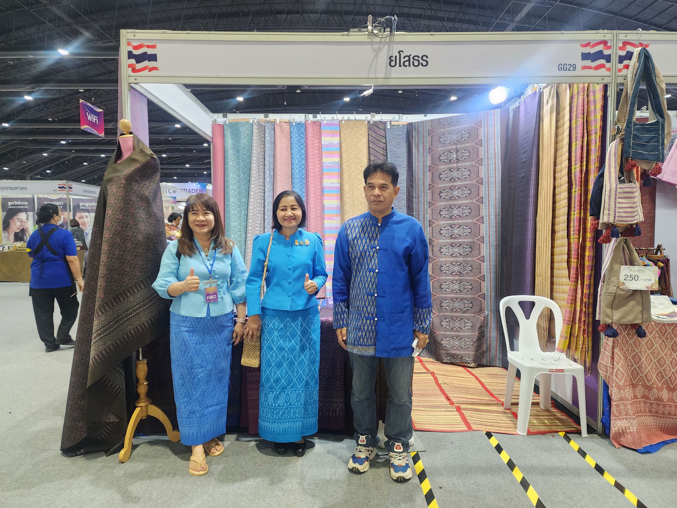 พช.ยโสธร ร่วมพิธีเปิดงานศิลปาชีพ ประทีปไทย OTOP หลอมดวงใจ ด้วยพระบารมี “ผ้าทอไทย สายใยแห่งพระเมตตา สร้างอาชีพปวงประชา อย่างยั่งยืน”