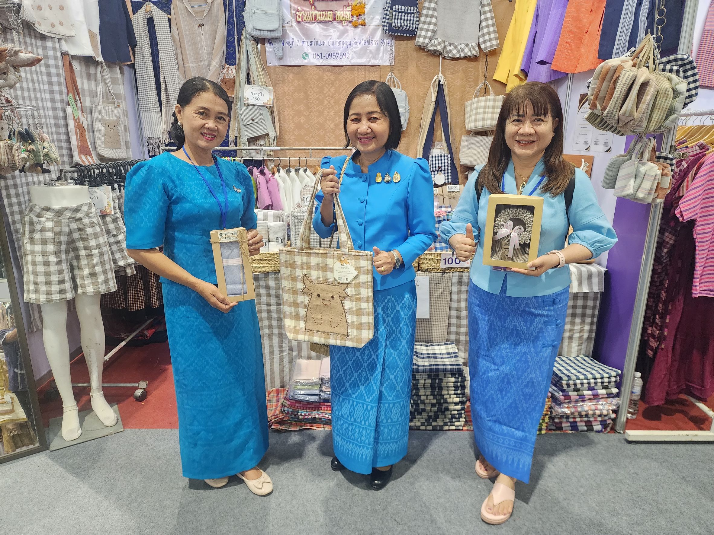 พช.ยโสธร ร่วมพิธีเปิดงานศิลปาชีพ ประทีปไทย OTOP หลอมดวงใจ ด้วยพระบารมี “ผ้าทอไทย สายใยแห่งพระเมตตา สร้างอาชีพปวงประชา อย่างยั่งยืน”