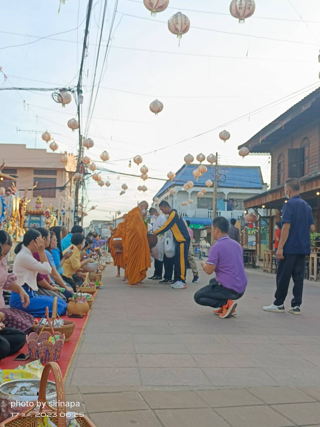 ☘พช.ยโสธรร่วมทำบุญตักบาตรย้อนยุค วิถีถิ่น วิถีไทย ถนนคนเดินยโสธร เมืองเก่าบ้านสิงห์ท่า และร่วมกันสวมใส่ผ้าไทยตามโครงการ “ผ้าไทยใส่ให้สนุก”