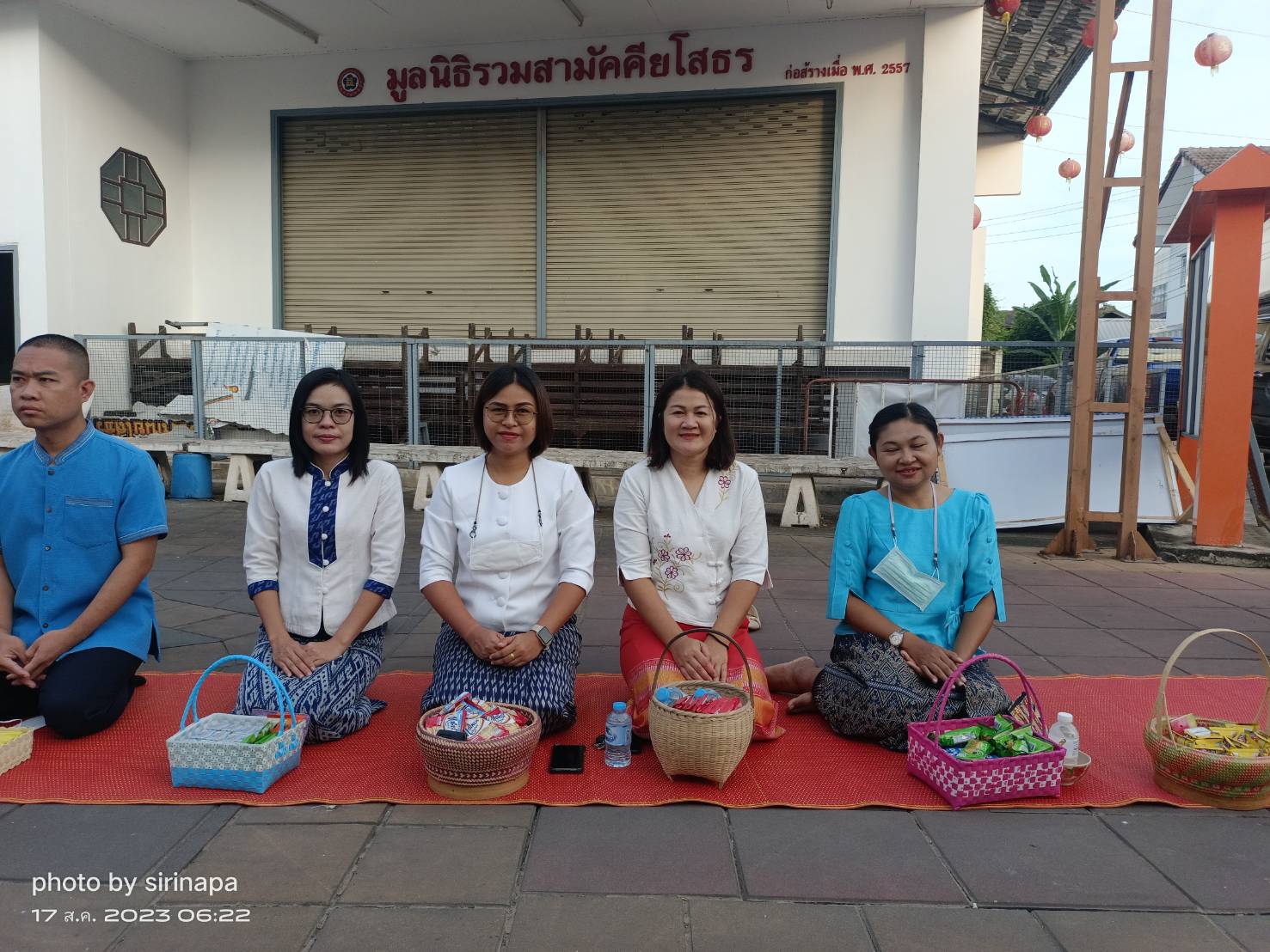 ☘พช.ยโสธรร่วมทำบุญตักบาตรย้อนยุค วิถีถิ่น วิถีไทย ถนนคนเดินยโสธร เมืองเก่าบ้านสิงห์ท่า และร่วมกันสวมใส่ผ้าไทยตามโครงการ “ผ้าไทยใส่ให้สนุก”