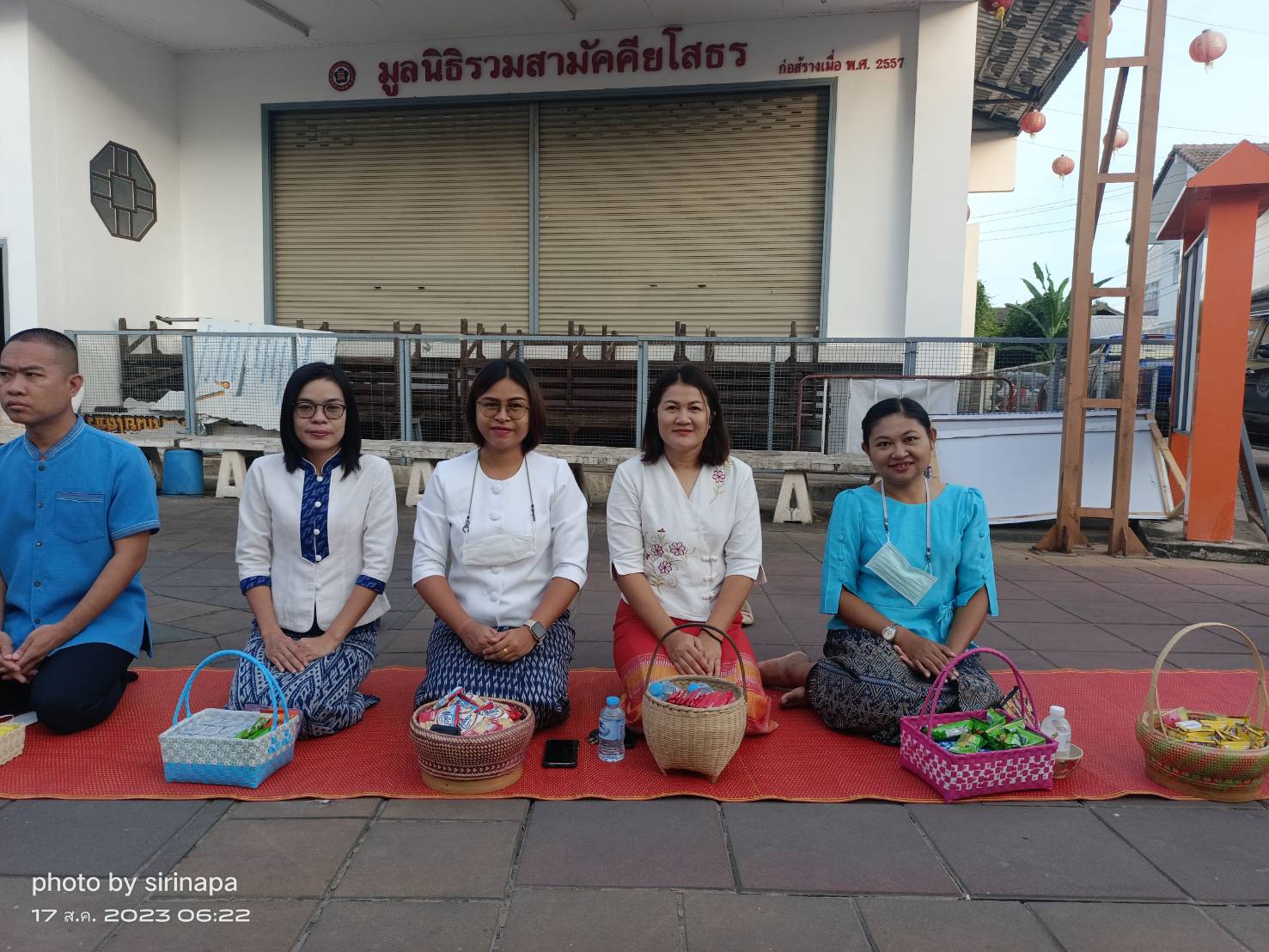 ☘พช.ยโสธรร่วมทำบุญตักบาตรย้อนยุค วิถีถิ่น วิถีไทย ถนนคนเดินยโสธร เมืองเก่าบ้านสิงห์ท่า และร่วมกันสวมใส่ผ้าไทยตามโครงการ “ผ้าไทยใส่ให้สนุก”