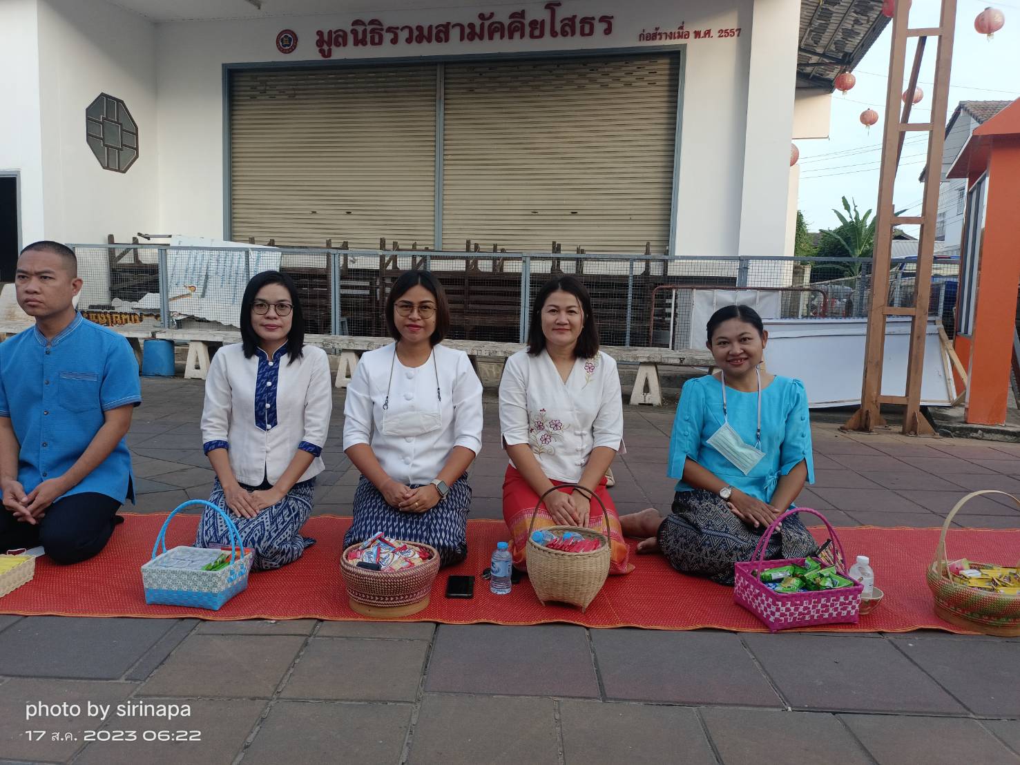 ☘พช.ยโสธรร่วมทำบุญตักบาตรย้อนยุค วิถีถิ่น วิถีไทย ถนนคนเดินยโสธร เมืองเก่าบ้านสิงห์ท่า และร่วมกันสวมใส่ผ้าไทยตามโครงการ “ผ้าไทยใส่ให้สนุก”