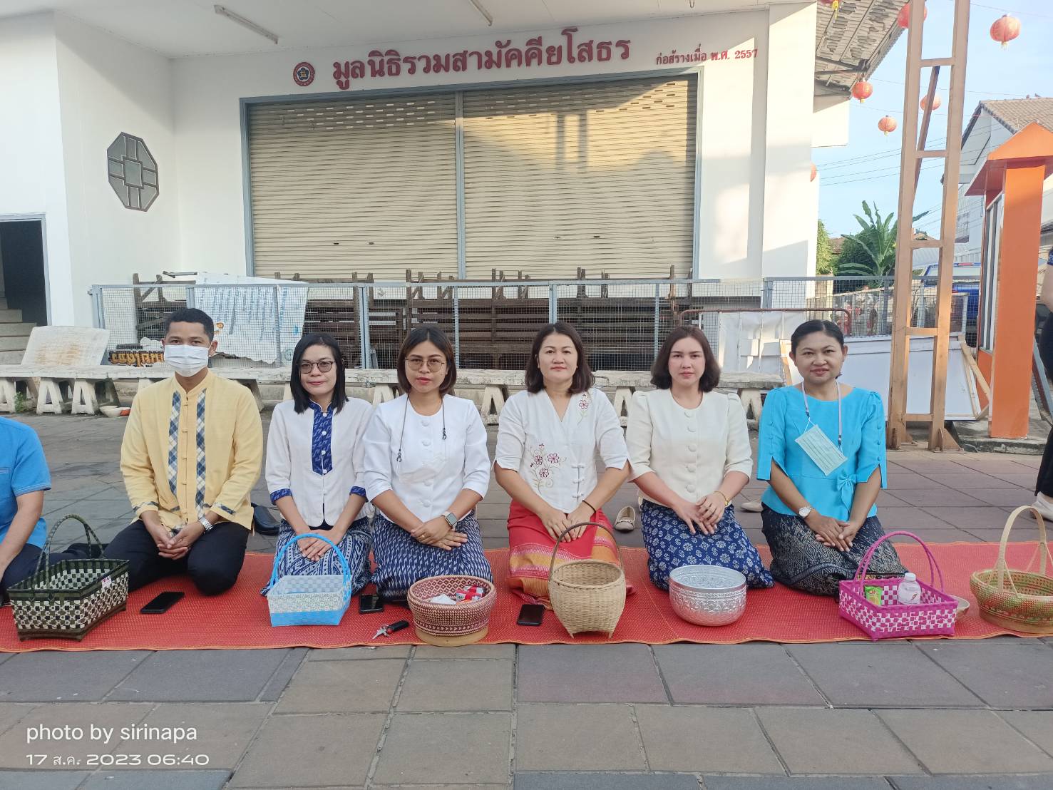 ☘พช.ยโสธรร่วมทำบุญตักบาตรย้อนยุค วิถีถิ่น วิถีไทย ถนนคนเดินยโสธร เมืองเก่าบ้านสิงห์ท่า และร่วมกันสวมใส่ผ้าไทยตามโครงการ “ผ้าไทยใส่ให้สนุก”