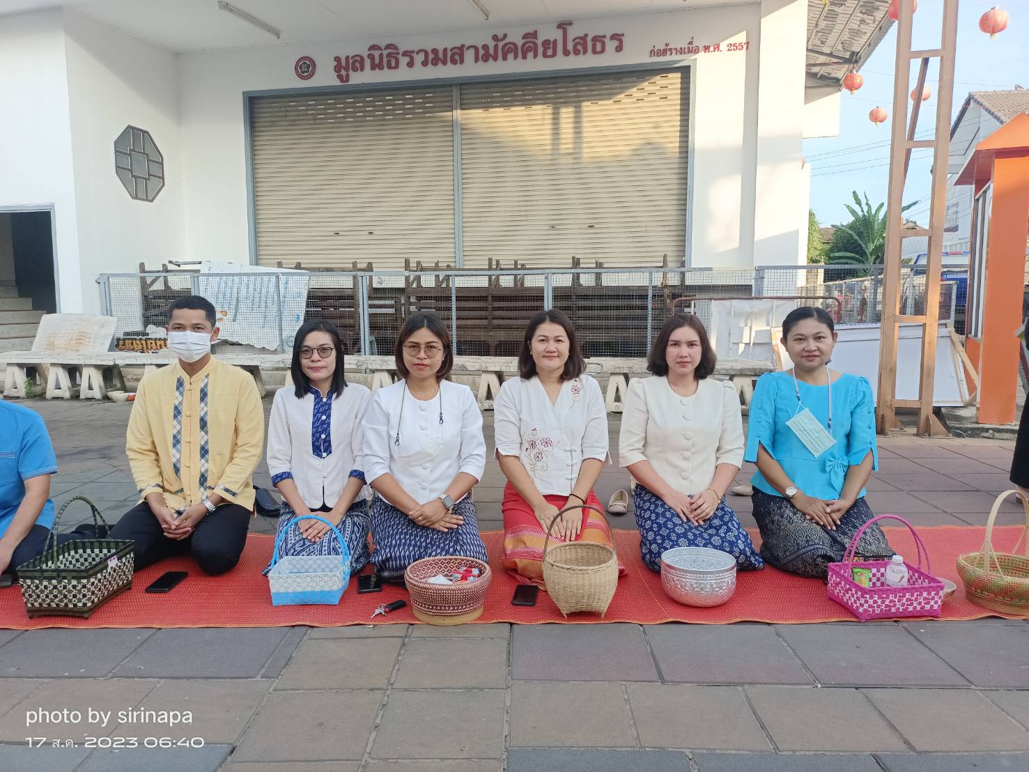 ☘พช.ยโสธรร่วมทำบุญตักบาตรย้อนยุค วิถีถิ่น วิถีไทย ถนนคนเดินยโสธร เมืองเก่าบ้านสิงห์ท่า และร่วมกันสวมใส่ผ้าไทยตามโครงการ “ผ้าไทยใส่ให้สนุก”