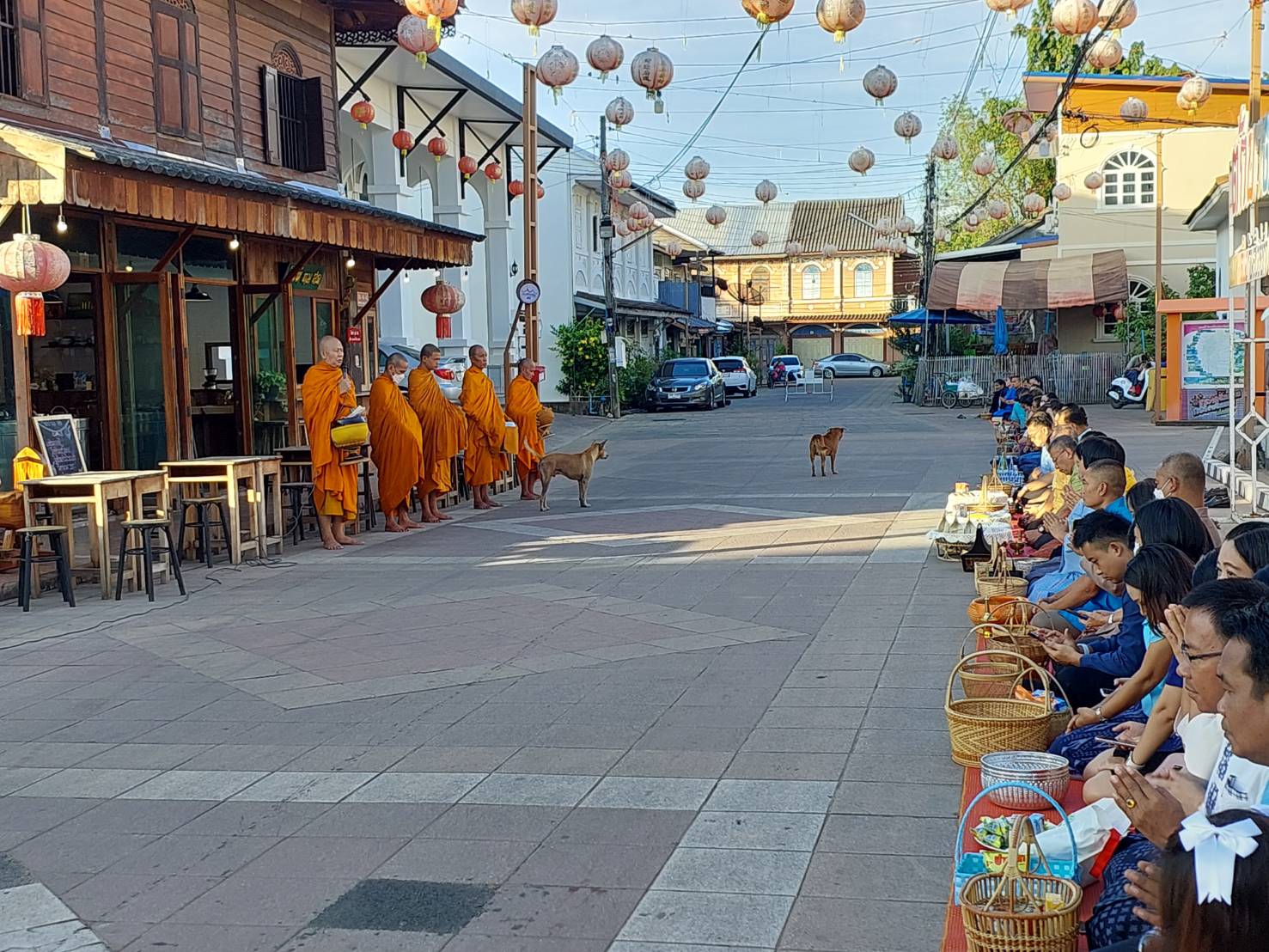 ☘พช.ยโสธรร่วมทำบุญตักบาตรย้อนยุค วิถีถิ่น วิถีไทย ถนนคนเดินยโสธร เมืองเก่าบ้านสิงห์ท่า และร่วมกันสวมใส่ผ้าไทยตามโครงการ “ผ้าไทยใส่ให้สนุก”