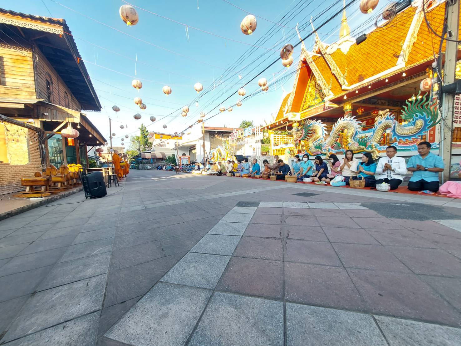 ☘พช.ยโสธรร่วมทำบุญตักบาตรย้อนยุค วิถีถิ่น วิถีไทย ถนนคนเดินยโสธร เมืองเก่าบ้านสิงห์ท่า และร่วมกันสวมใส่ผ้าไทยตามโครงการ “ผ้าไทยใส่ให้สนุก”