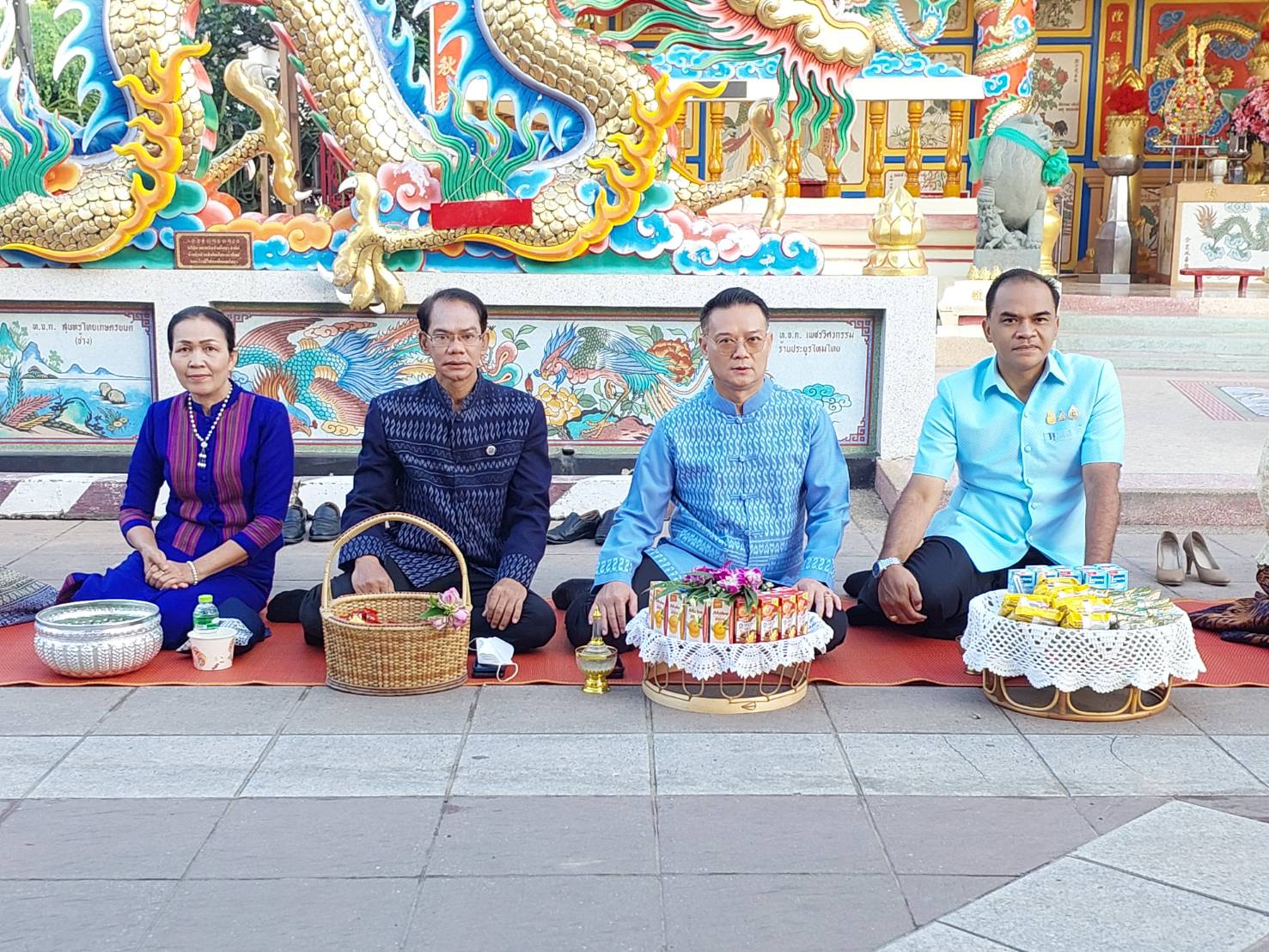 ☘พช.ยโสธรร่วมทำบุญตักบาตรย้อนยุค วิถีถิ่น วิถีไทย ถนนคนเดินยโสธร เมืองเก่าบ้านสิงห์ท่า และร่วมกันสวมใส่ผ้าไทยตามโครงการ “ผ้าไทยใส่ให้สนุก”