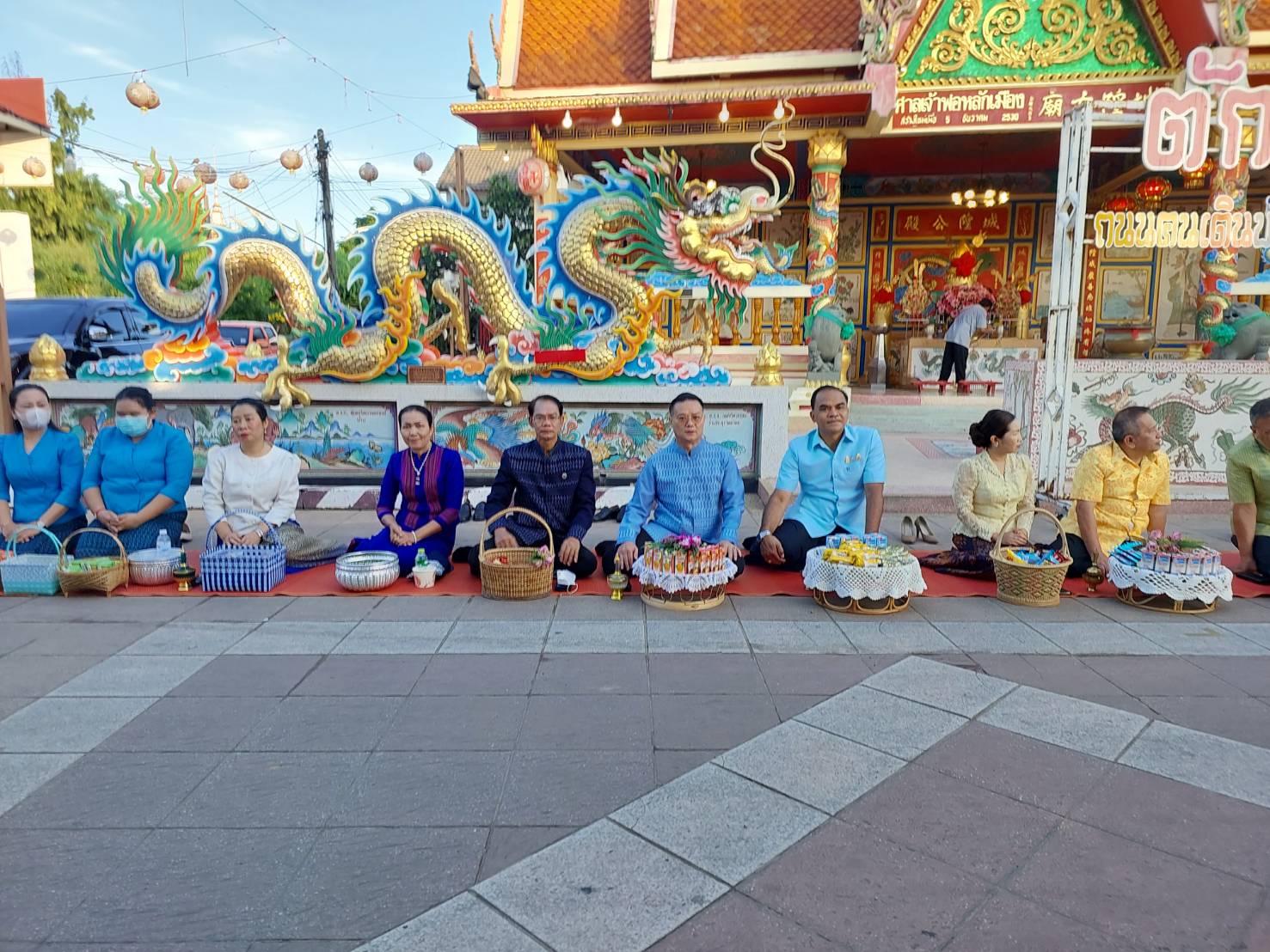 ☘พช.ยโสธรร่วมทำบุญตักบาตรย้อนยุค วิถีถิ่น วิถีไทย ถนนคนเดินยโสธร เมืองเก่าบ้านสิงห์ท่า และร่วมกันสวมใส่ผ้าไทยตามโครงการ “ผ้าไทยใส่ให้สนุก”