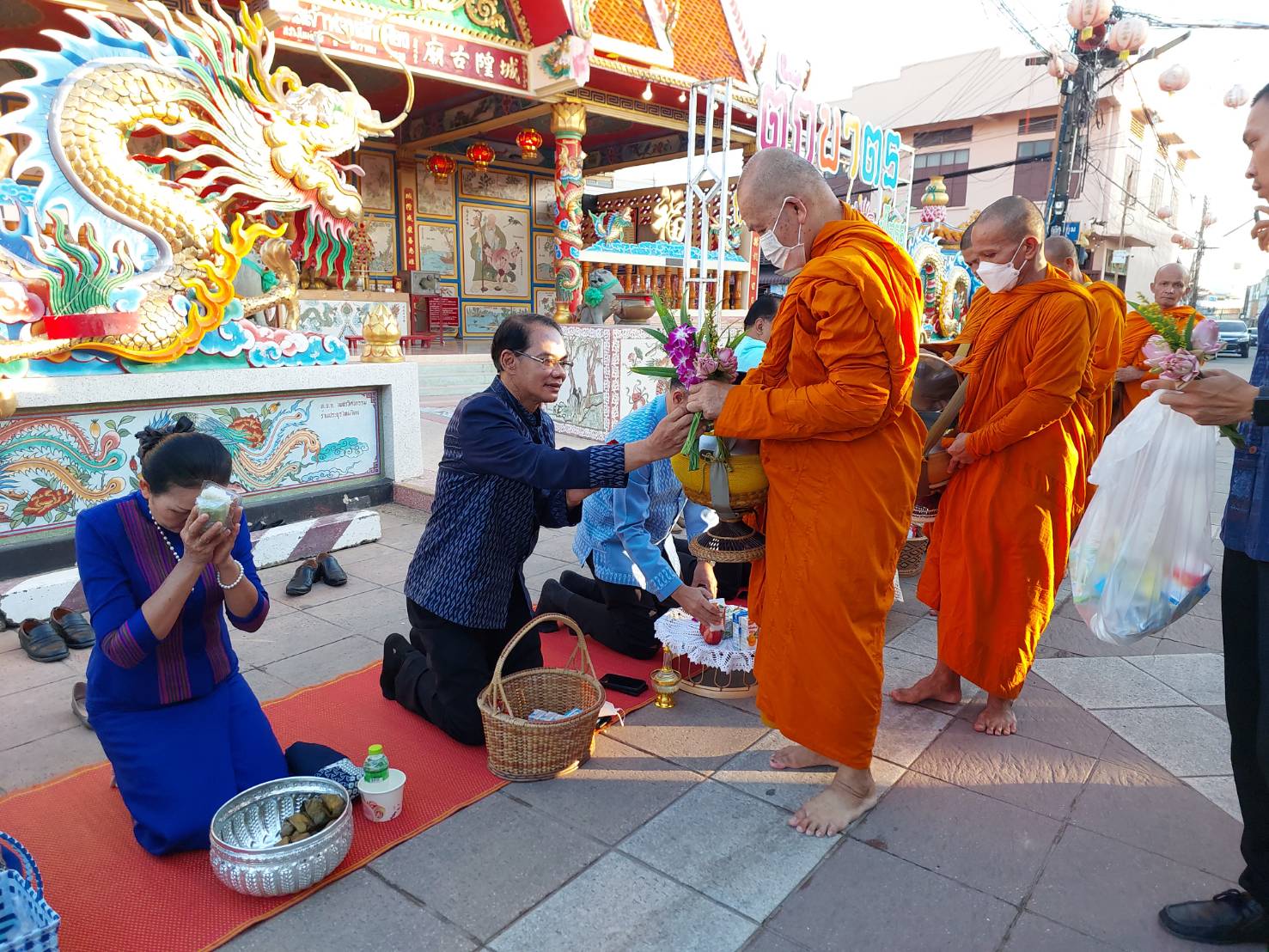 ☘พช.ยโสธรร่วมทำบุญตักบาตรย้อนยุค วิถีถิ่น วิถีไทย ถนนคนเดินยโสธร เมืองเก่าบ้านสิงห์ท่า และร่วมกันสวมใส่ผ้าไทยตามโครงการ “ผ้าไทยใส่ให้สนุก”