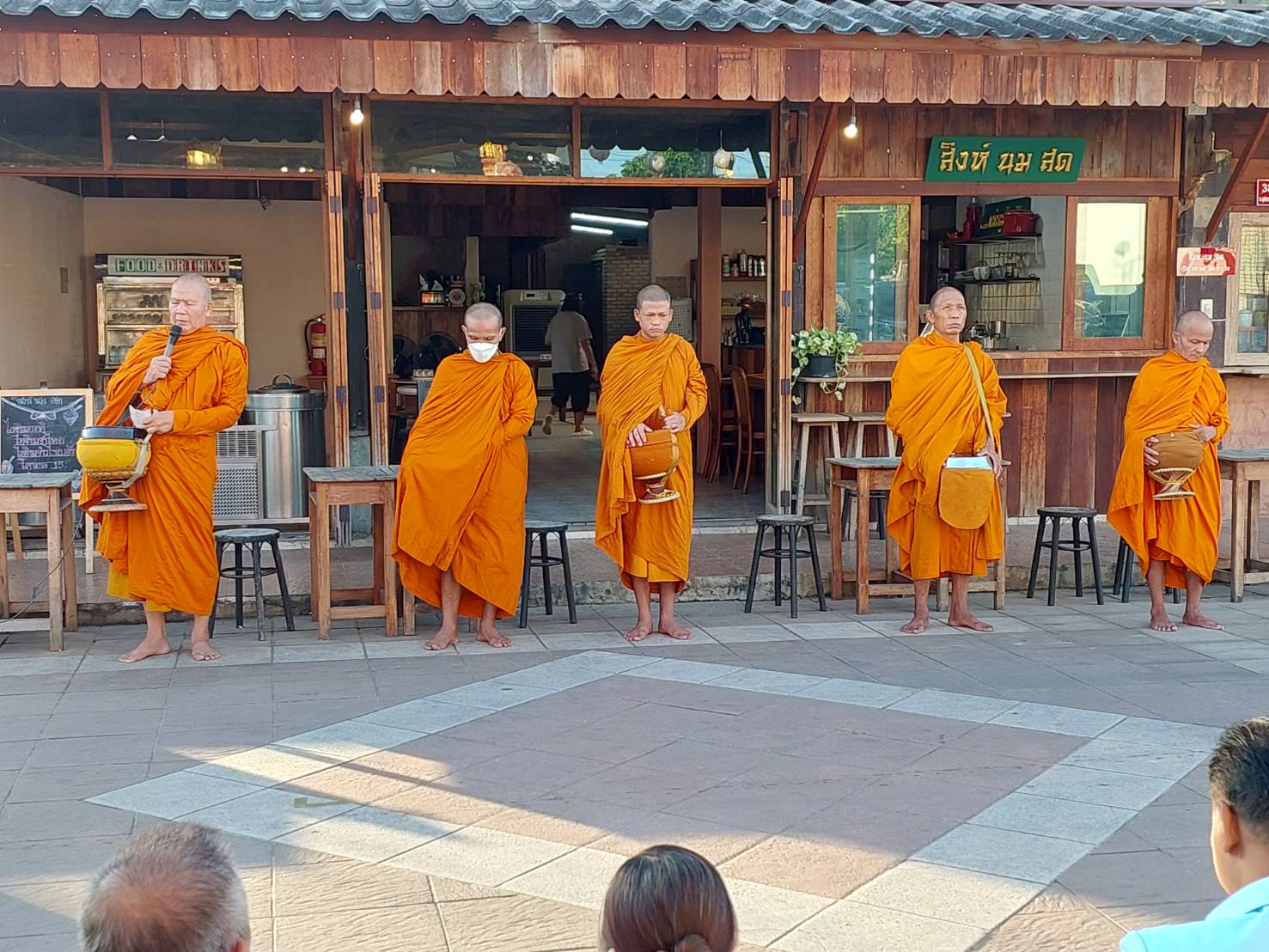 ☘พช.ยโสธรร่วมทำบุญตักบาตรย้อนยุค วิถีถิ่น วิถีไทย ถนนคนเดินยโสธร เมืองเก่าบ้านสิงห์ท่า และร่วมกันสวมใส่ผ้าไทยตามโครงการ “ผ้าไทยใส่ให้สนุก”