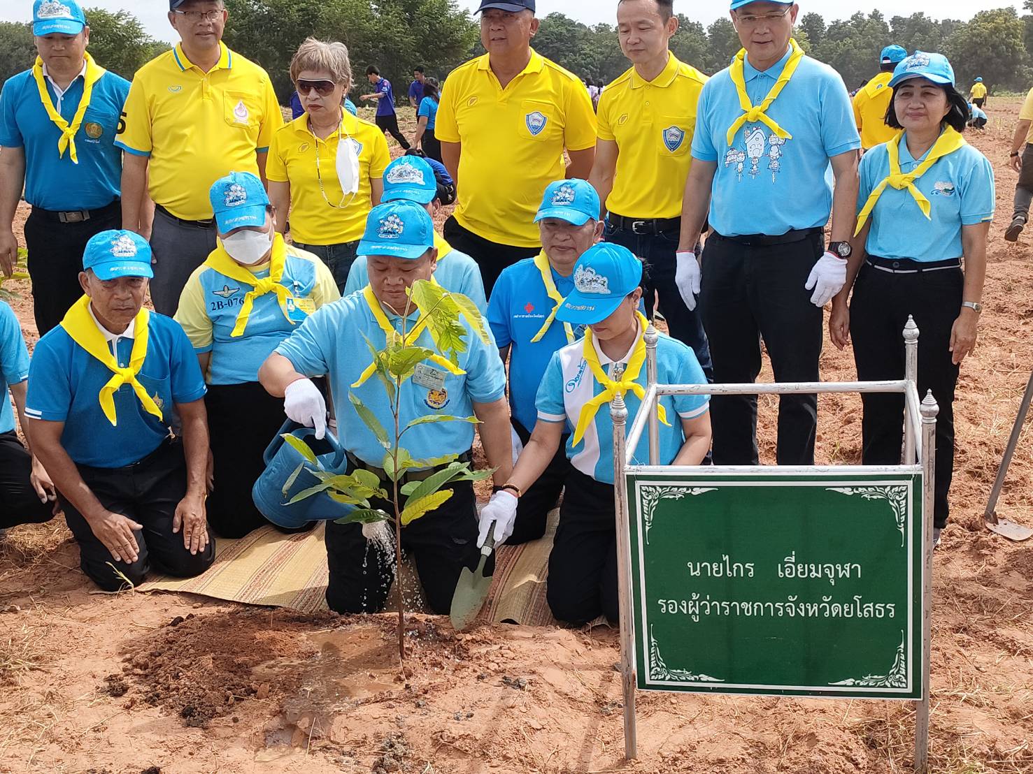 พช.ยโสธร ร่วมกิจกรรมจิตอาสาพัฒนา ปลูกต้นไม้ เนื่องในโอกาสวันเฉลิมพระชนมพรรษา สมเด็จพระนางเจ้าสิริกิติ์ พระบรมราชินีนาถ พระบรมราชชนนีพันปีหลวง 12 สิงหาคม 2566