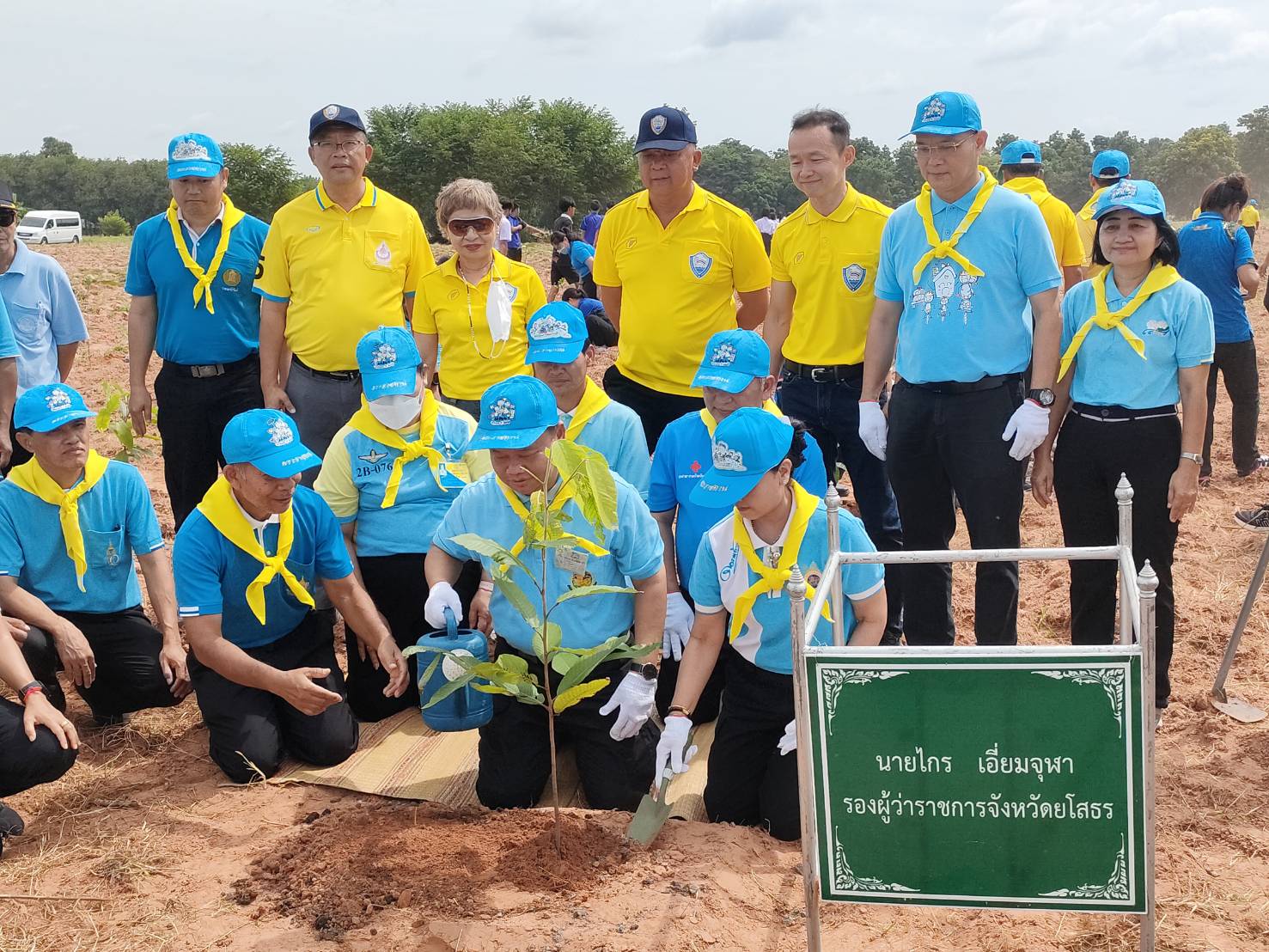 พช.ยโสธร ร่วมกิจกรรมจิตอาสาพัฒนา ปลูกต้นไม้ เนื่องในโอกาสวันเฉลิมพระชนมพรรษา สมเด็จพระนางเจ้าสิริกิติ์ พระบรมราชินีนาถ พระบรมราชชนนีพันปีหลวง 12 สิงหาคม 2566