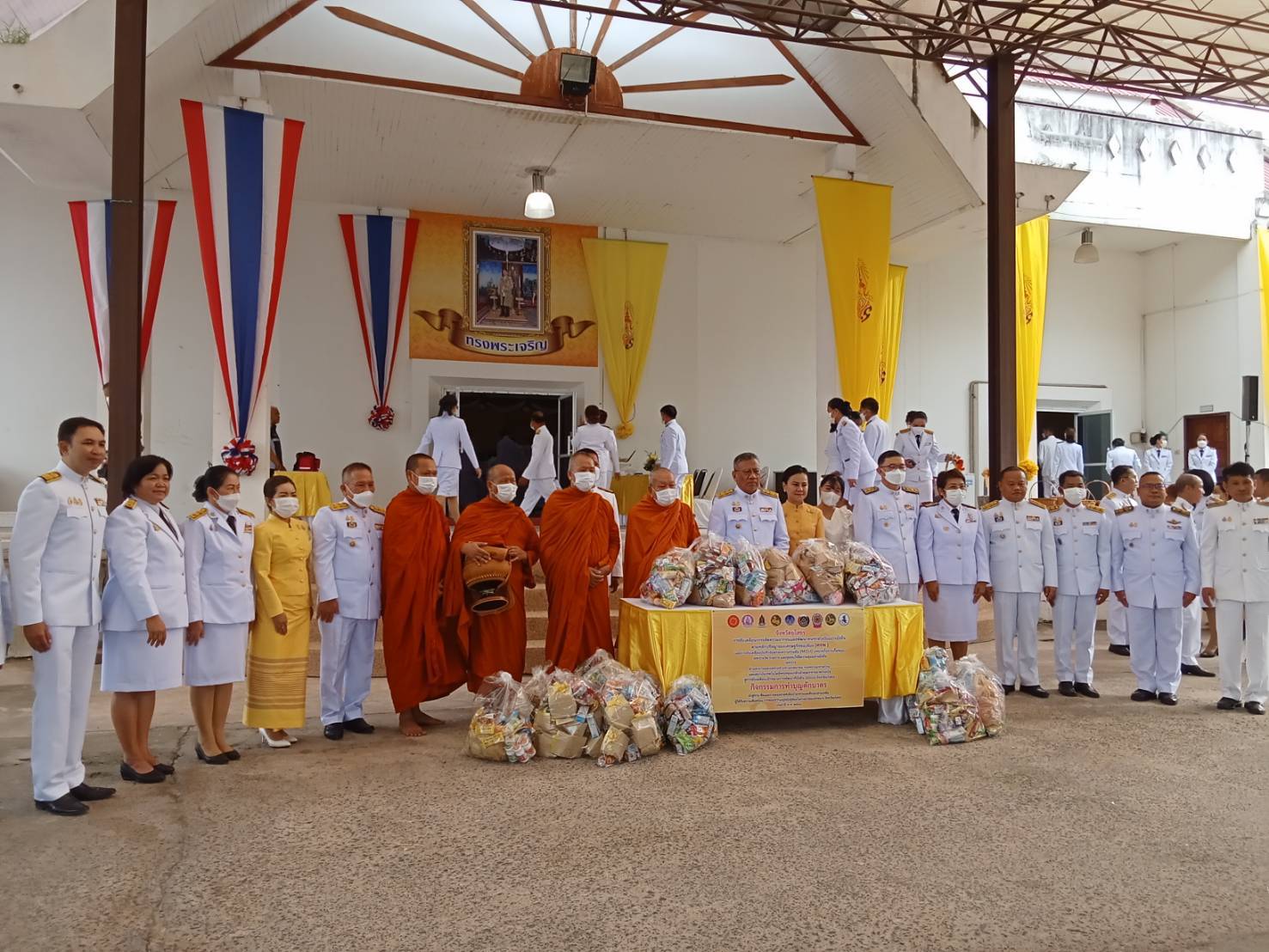 พช.ยโสธร ร่วมพิธีทำบุญตักบาตรพระสงฆ์ 72 รูป ถวายพระราชกุศล พระบาทสมเด็จพระเจ้าอยู่หัว เนื่องในโอกาสวันเฉลิมพระชนมพรรษา 28 กรกฎาคม 2566