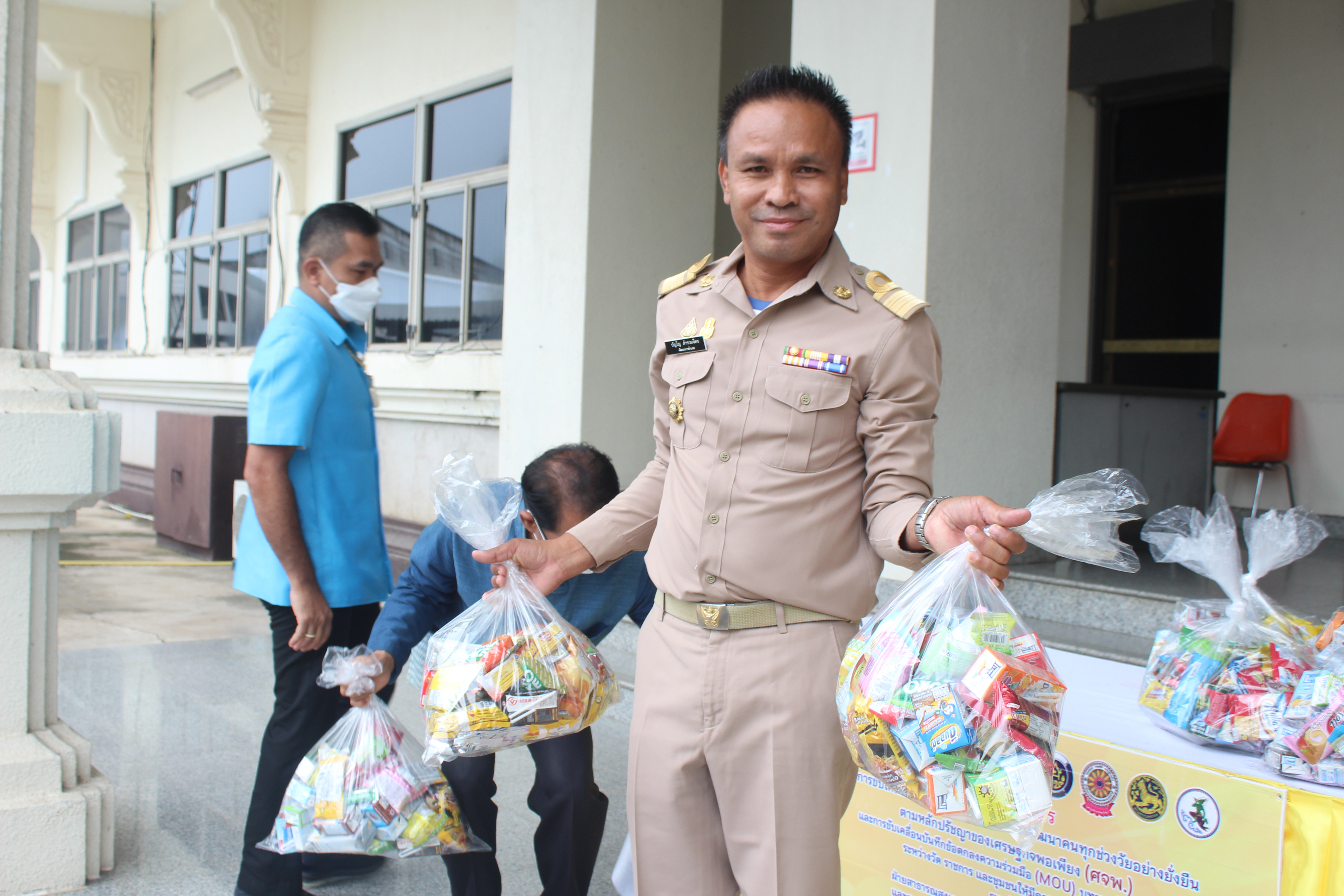 ?พ่อเมืองยโสธร ส่งมอบอาหารและสิ่งของช่วยเหลือ ผู้ได้รับความเดือดร้อน (TPMAP/ThaiQM) ผู้ด้อยโอกาส/กลุ่มเปราะบาง ประจำปี พ.ศ.2566 ภายใต้การขับเคลื่อนการขจัดความยากจนและพัฒนาคนทุกช่วงวัยอย่างยั่งยืนตามหลักปรัชญาของเศรษฐกิจพอเพียง (ศจพ.)