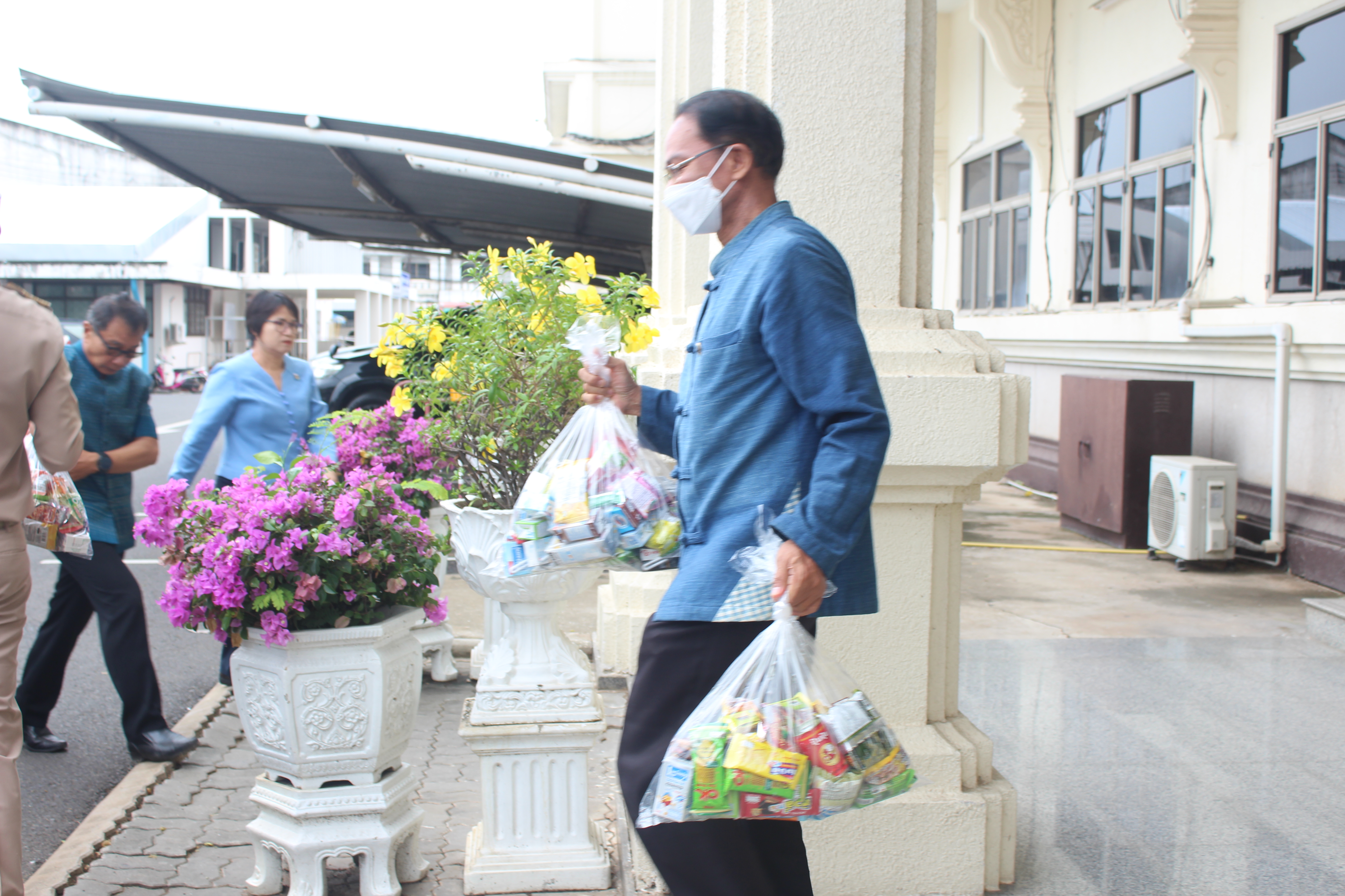 ?พ่อเมืองยโสธร ส่งมอบอาหารและสิ่งของช่วยเหลือ ผู้ได้รับความเดือดร้อน (TPMAP/ThaiQM) ผู้ด้อยโอกาส/กลุ่มเปราะบาง ประจำปี พ.ศ.2566 ภายใต้การขับเคลื่อนการขจัดความยากจนและพัฒนาคนทุกช่วงวัยอย่างยั่งยืนตามหลักปรัชญาของเศรษฐกิจพอเพียง (ศจพ.)