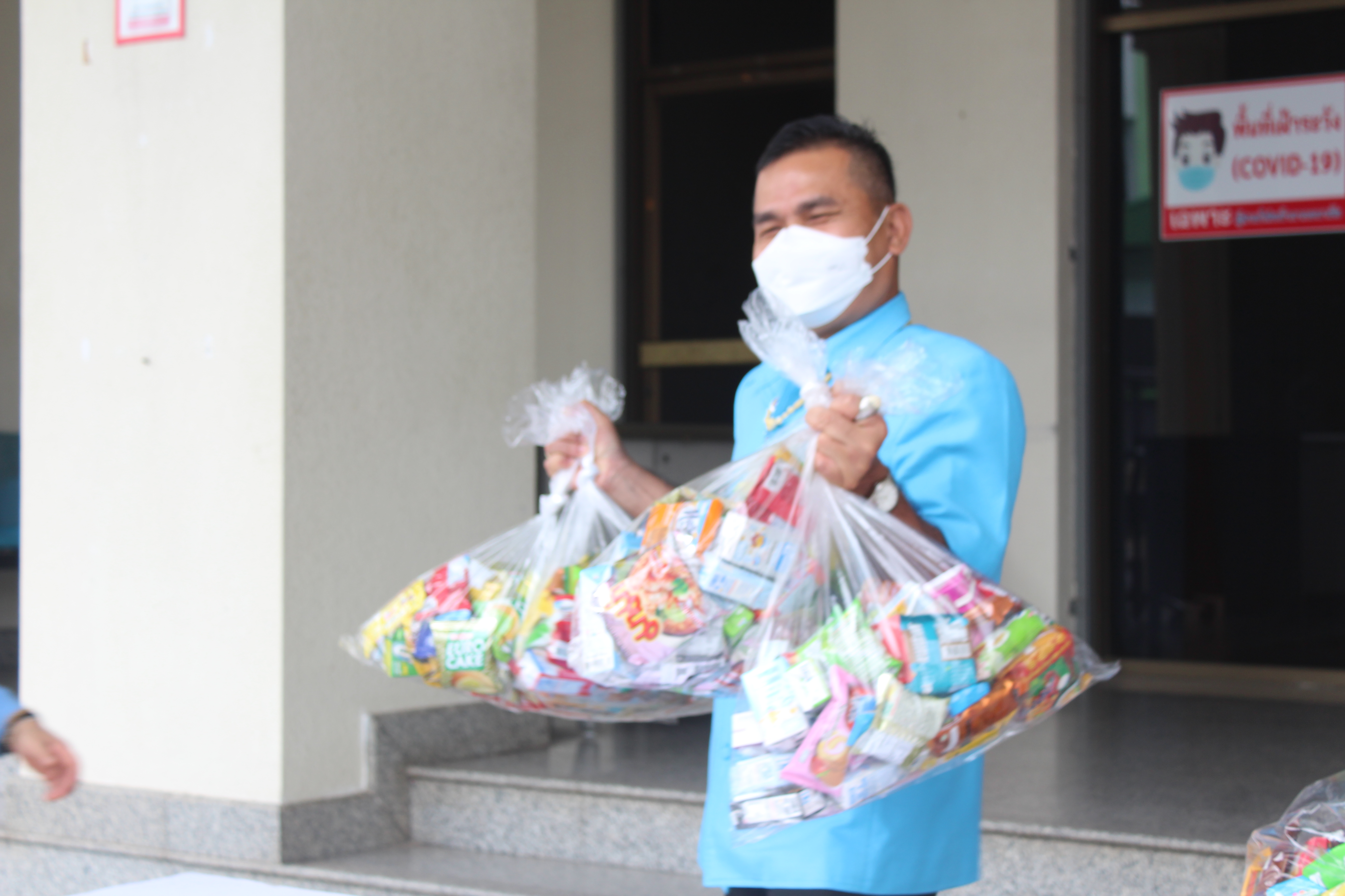 ?พ่อเมืองยโสธร ส่งมอบอาหารและสิ่งของช่วยเหลือ ผู้ได้รับความเดือดร้อน (TPMAP/ThaiQM) ผู้ด้อยโอกาส/กลุ่มเปราะบาง ประจำปี พ.ศ.2566 ภายใต้การขับเคลื่อนการขจัดความยากจนและพัฒนาคนทุกช่วงวัยอย่างยั่งยืนตามหลักปรัชญาของเศรษฐกิจพอเพียง (ศจพ.)