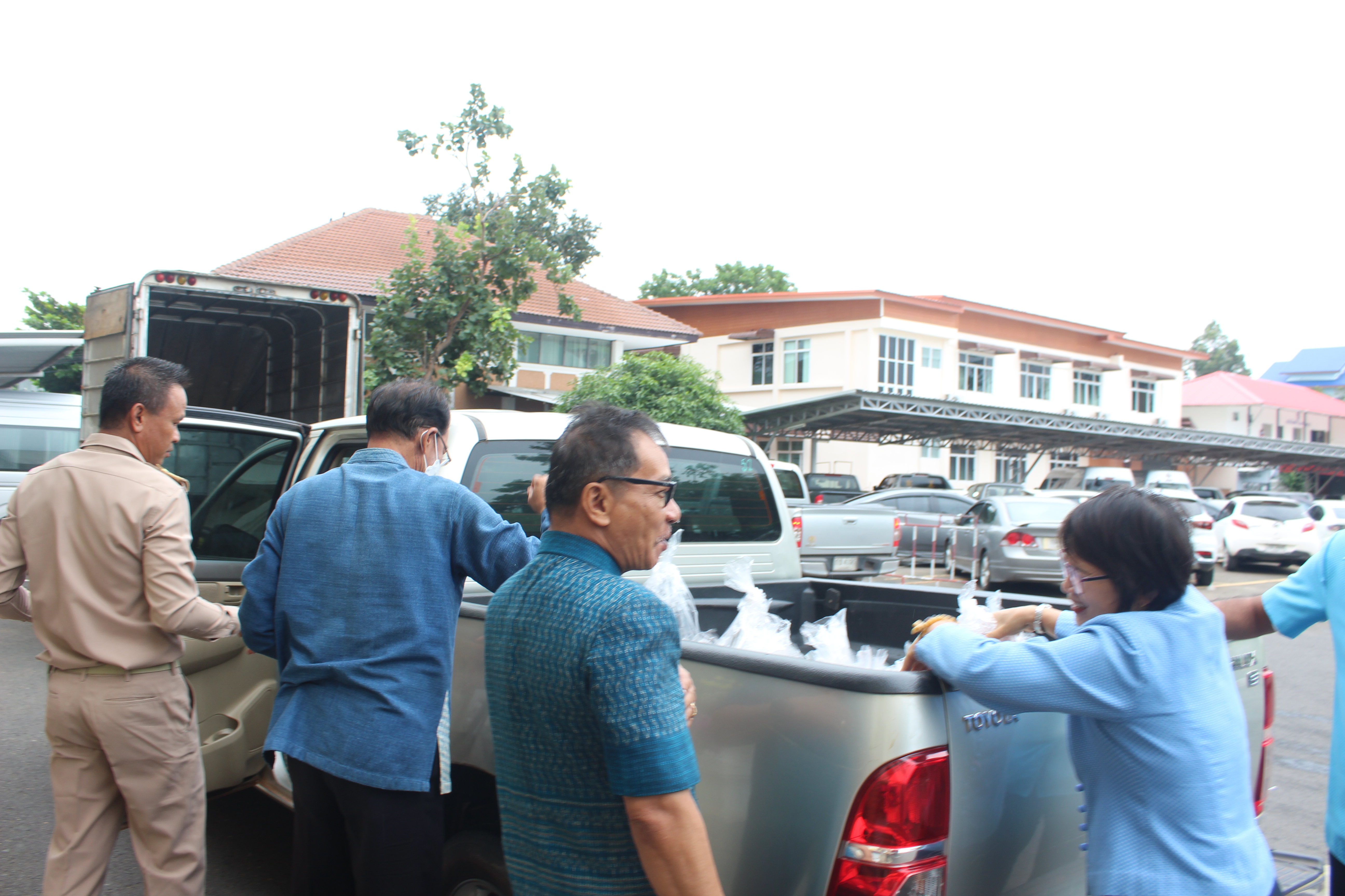 ?พ่อเมืองยโสธร ส่งมอบอาหารและสิ่งของช่วยเหลือ ผู้ได้รับความเดือดร้อน (TPMAP/ThaiQM) ผู้ด้อยโอกาส/กลุ่มเปราะบาง ประจำปี พ.ศ.2566 ภายใต้การขับเคลื่อนการขจัดความยากจนและพัฒนาคนทุกช่วงวัยอย่างยั่งยืนตามหลักปรัชญาของเศรษฐกิจพอเพียง (ศจพ.)