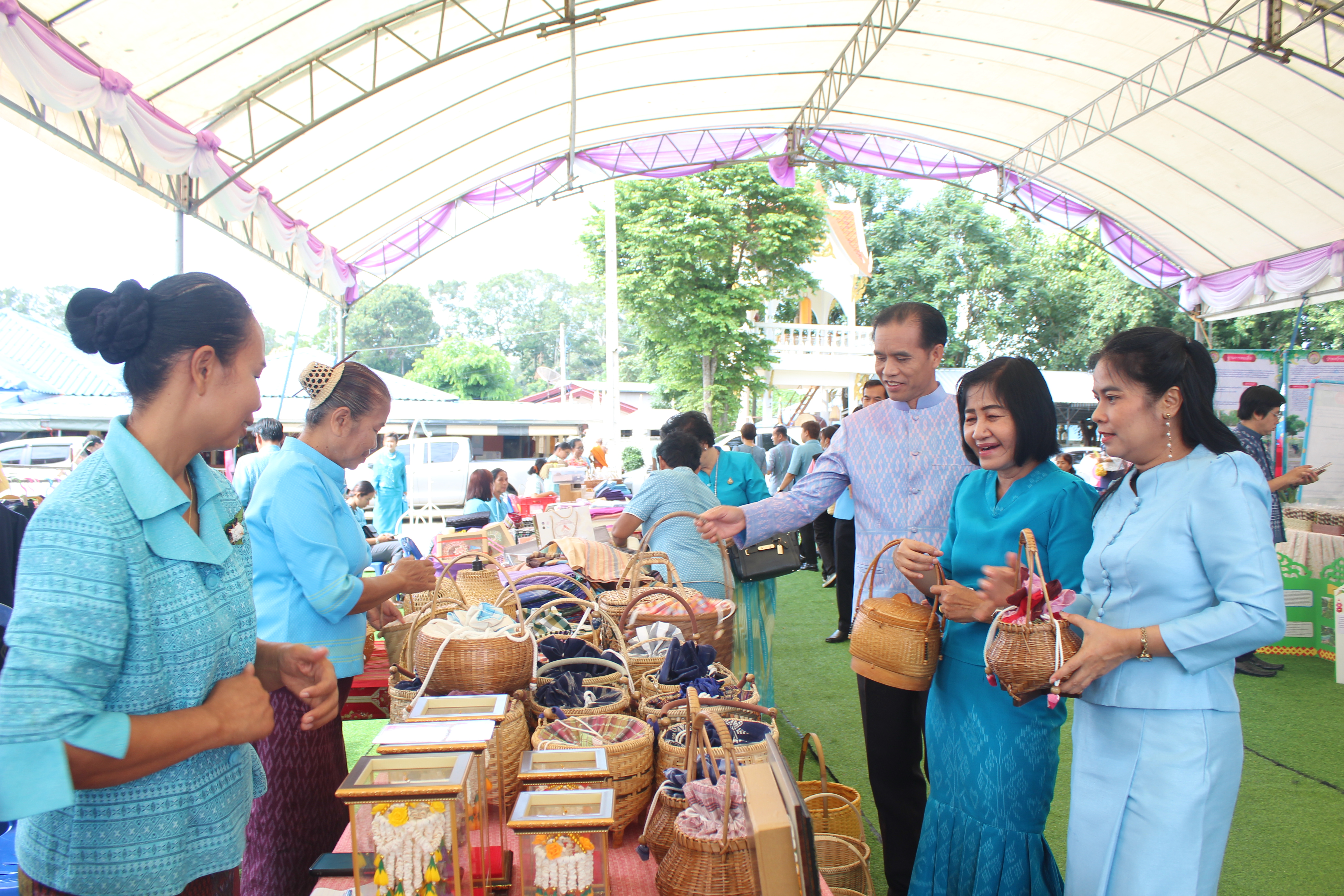 พช.ยโสธร ร่วมพิธีรับมอบเกียรติบัตรกิจกรรม “รณรงค์ส่งเสริมการแต่งกายด้วยผ้าไทย ผ้าพื้นถิ่น ภูษาศิลป์ถิ่นยโสธร”