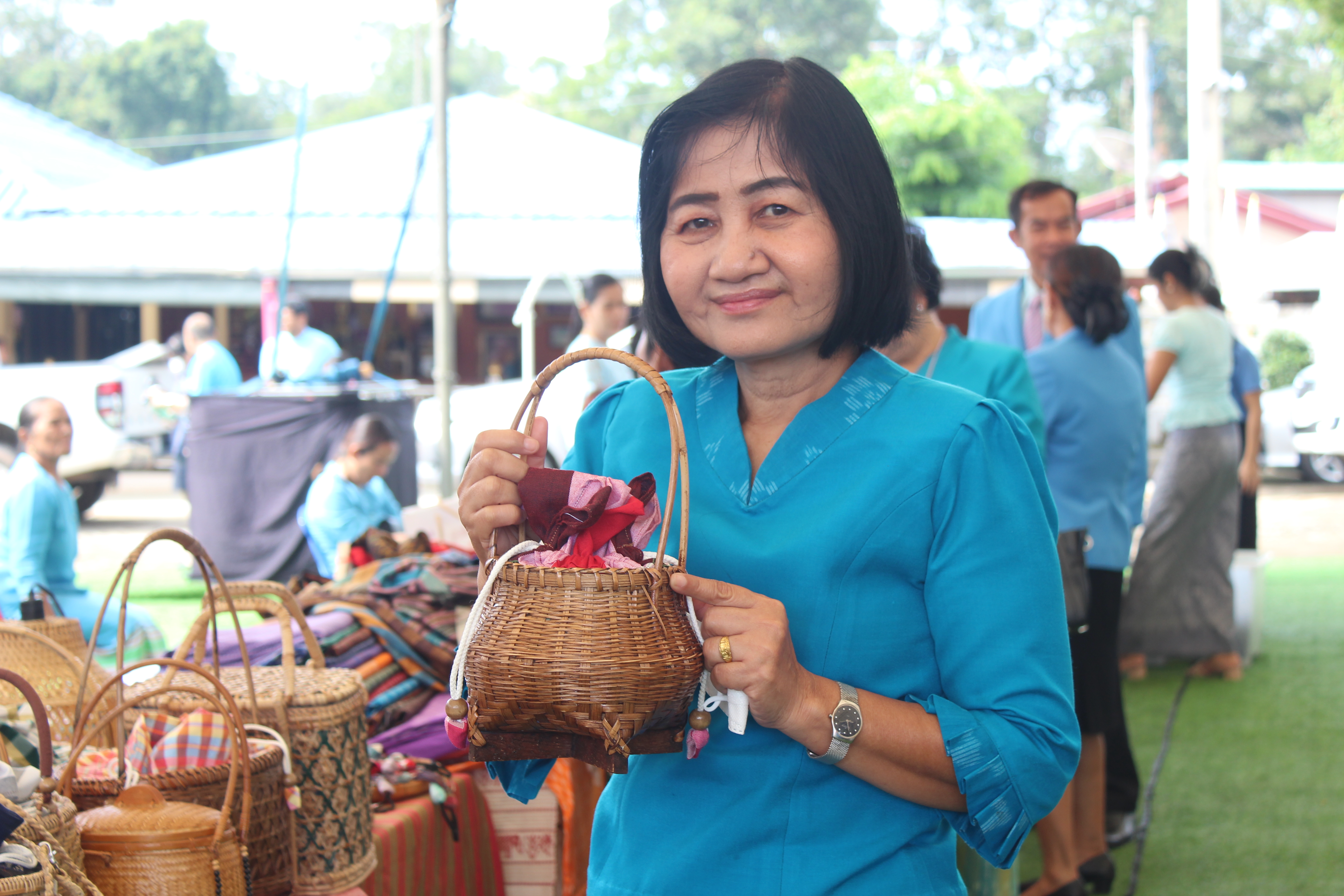 พช.ยโสธร ร่วมพิธีรับมอบเกียรติบัตรกิจกรรม “รณรงค์ส่งเสริมการแต่งกายด้วยผ้าไทย ผ้าพื้นถิ่น ภูษาศิลป์ถิ่นยโสธร”