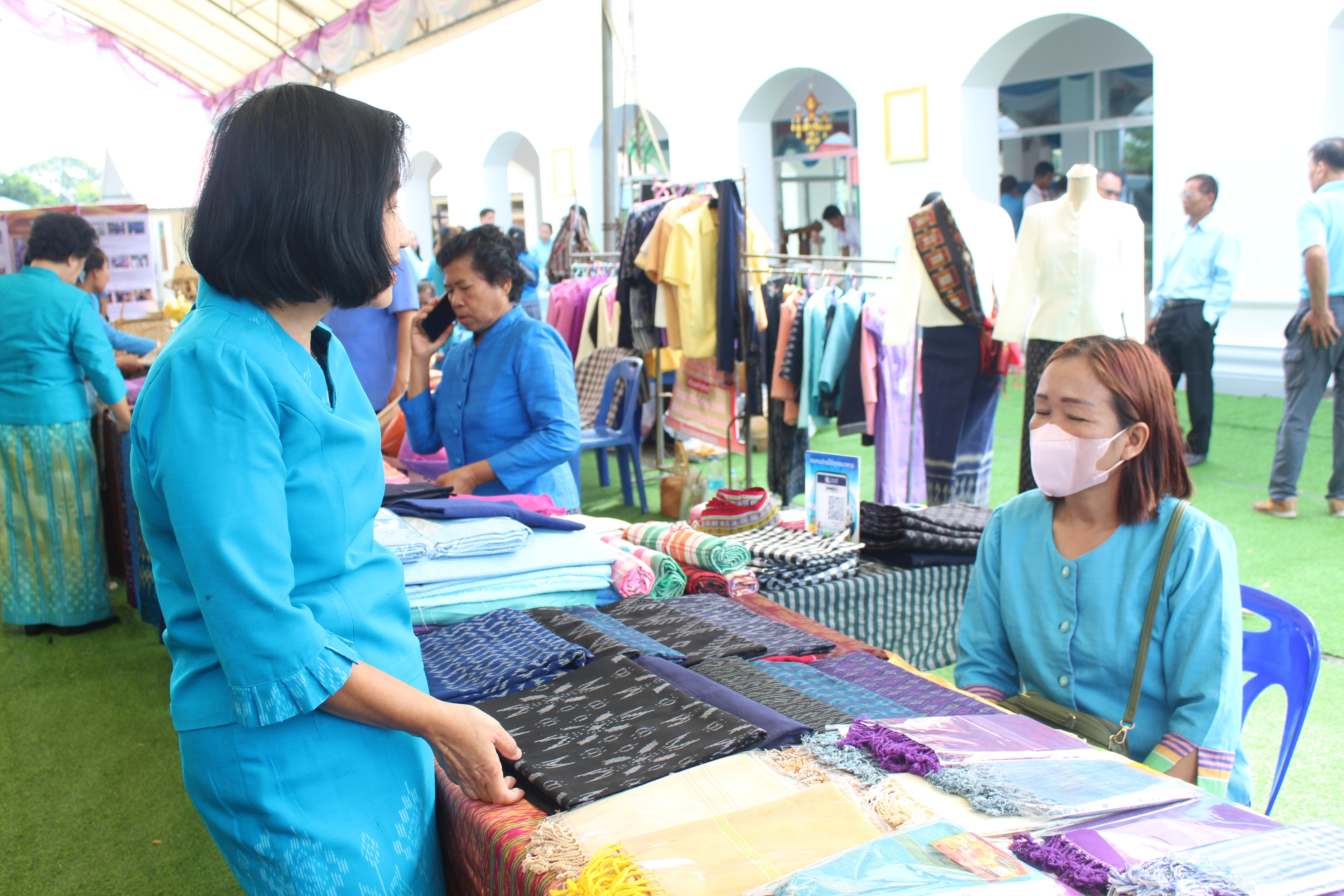 พช.ยโสธร ร่วมพิธีรับมอบเกียรติบัตรกิจกรรม “รณรงค์ส่งเสริมการแต่งกายด้วยผ้าไทย ผ้าพื้นถิ่น ภูษาศิลป์ถิ่นยโสธร”