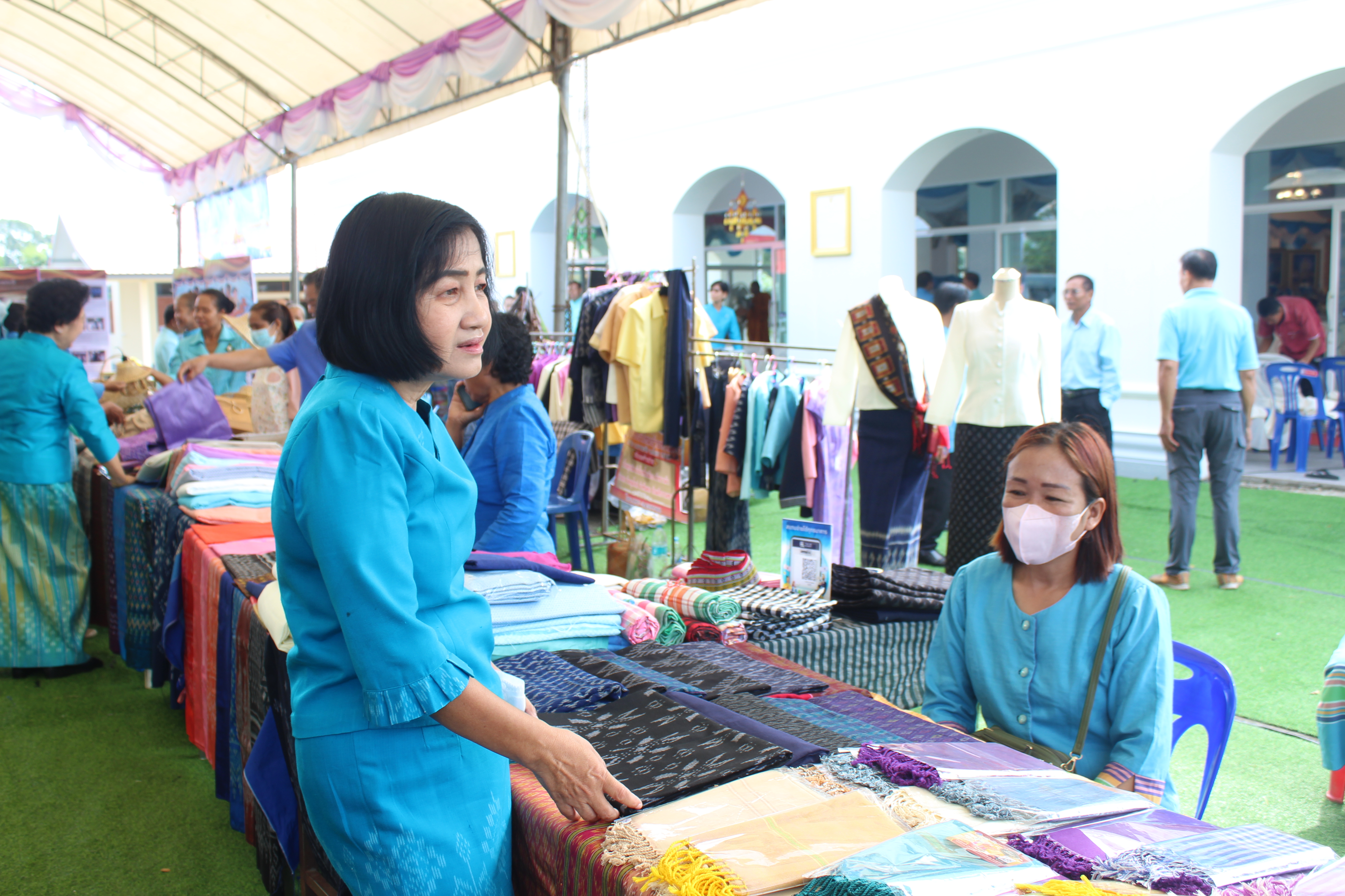 พช.ยโสธร ร่วมพิธีรับมอบเกียรติบัตรกิจกรรม “รณรงค์ส่งเสริมการแต่งกายด้วยผ้าไทย ผ้าพื้นถิ่น ภูษาศิลป์ถิ่นยโสธร”