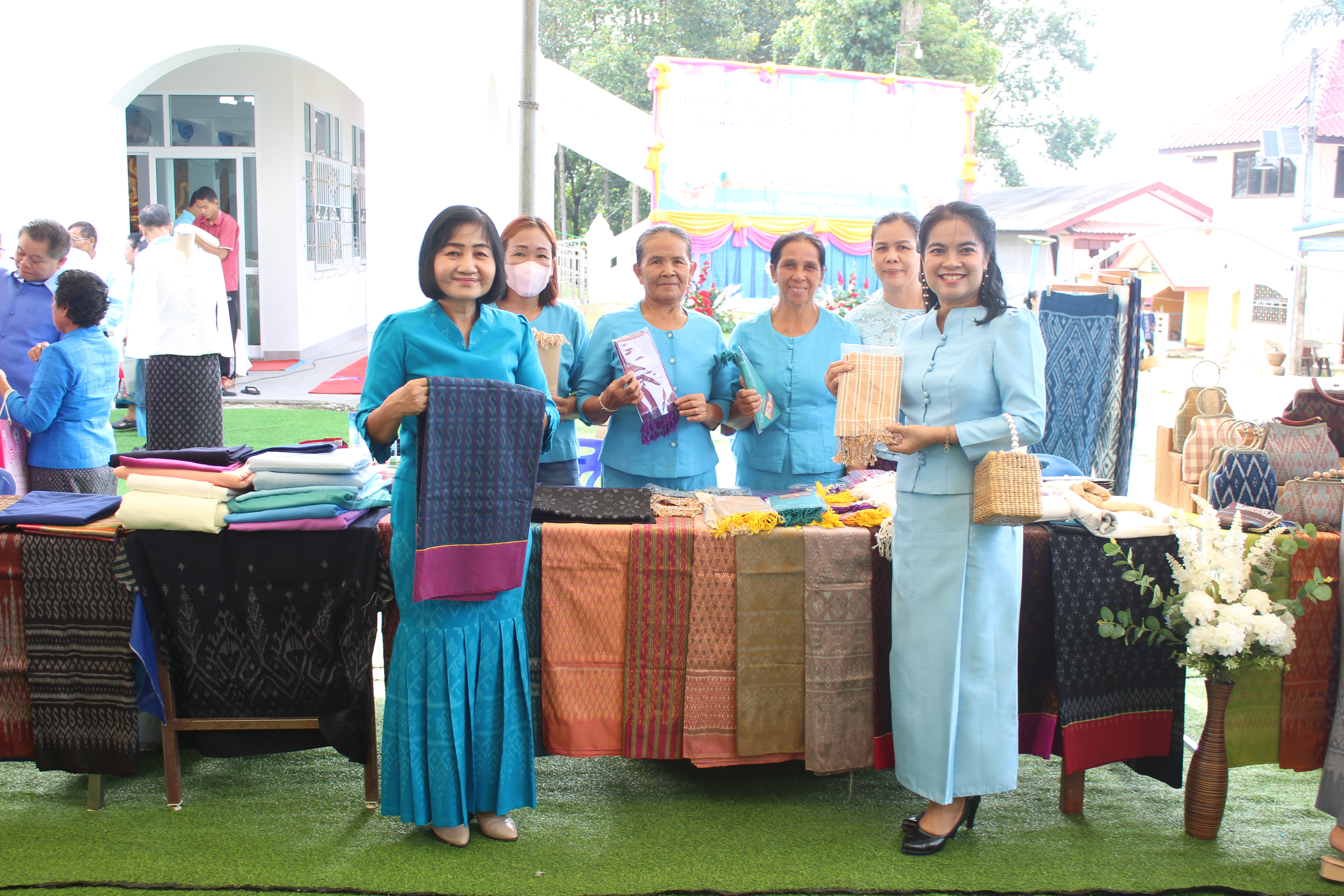 พช.ยโสธร ร่วมพิธีรับมอบเกียรติบัตรกิจกรรม “รณรงค์ส่งเสริมการแต่งกายด้วยผ้าไทย ผ้าพื้นถิ่น ภูษาศิลป์ถิ่นยโสธร”