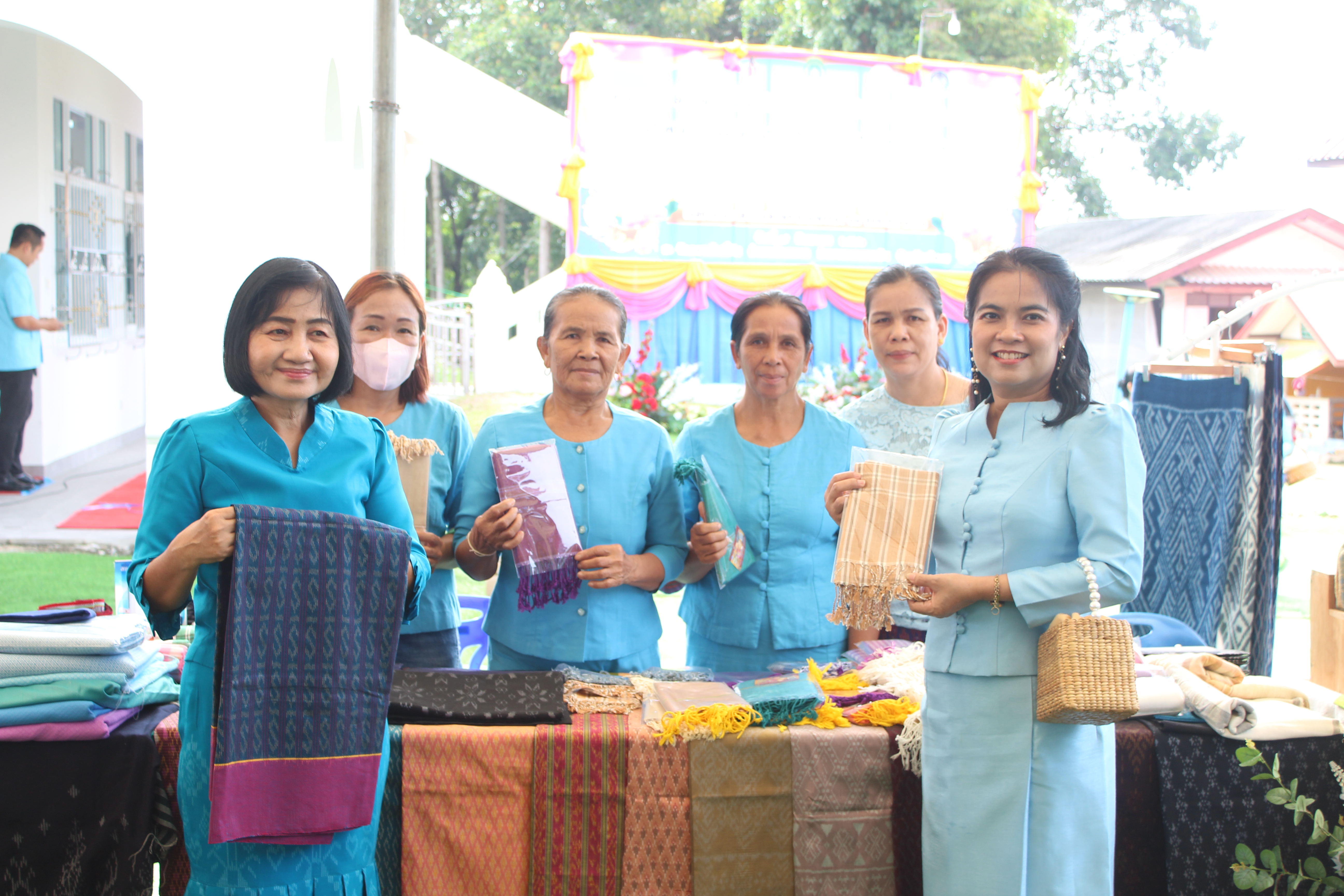 พช.ยโสธร ร่วมพิธีรับมอบเกียรติบัตรกิจกรรม “รณรงค์ส่งเสริมการแต่งกายด้วยผ้าไทย ผ้าพื้นถิ่น ภูษาศิลป์ถิ่นยโสธร”