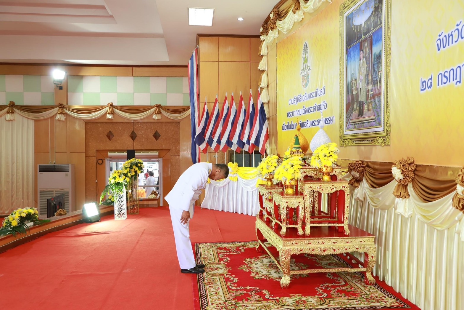 พช.ยโสธร ร่วมพิธีทำบุญตักบาตรพระสงฆ์ 72 รูป ถวายพระราชกุศล พระบาทสมเด็จพระเจ้าอยู่หัว เนื่องในโอกาสวันเฉลิมพระชนมพรรษา 28 กรกฎาคม 2566