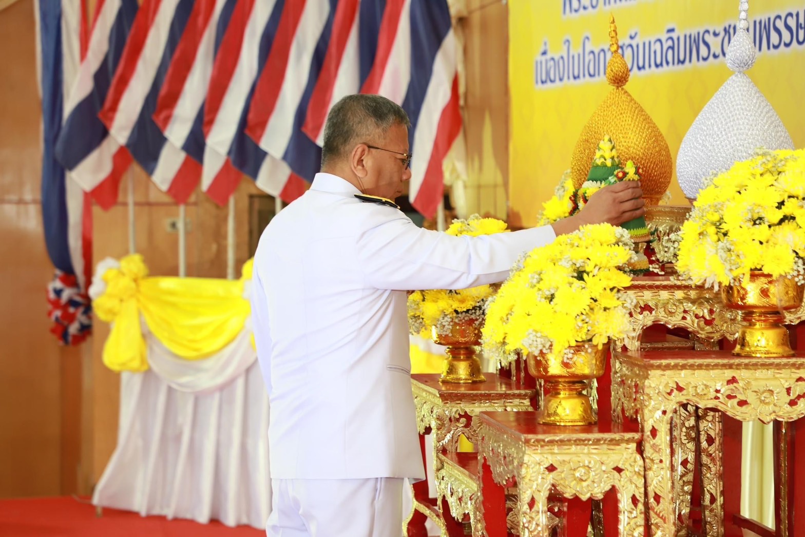 พช.ยโสธร ร่วมพิธีทำบุญตักบาตรพระสงฆ์ 72 รูป ถวายพระราชกุศล พระบาทสมเด็จพระเจ้าอยู่หัว เนื่องในโอกาสวันเฉลิมพระชนมพรรษา 28 กรกฎาคม 2566