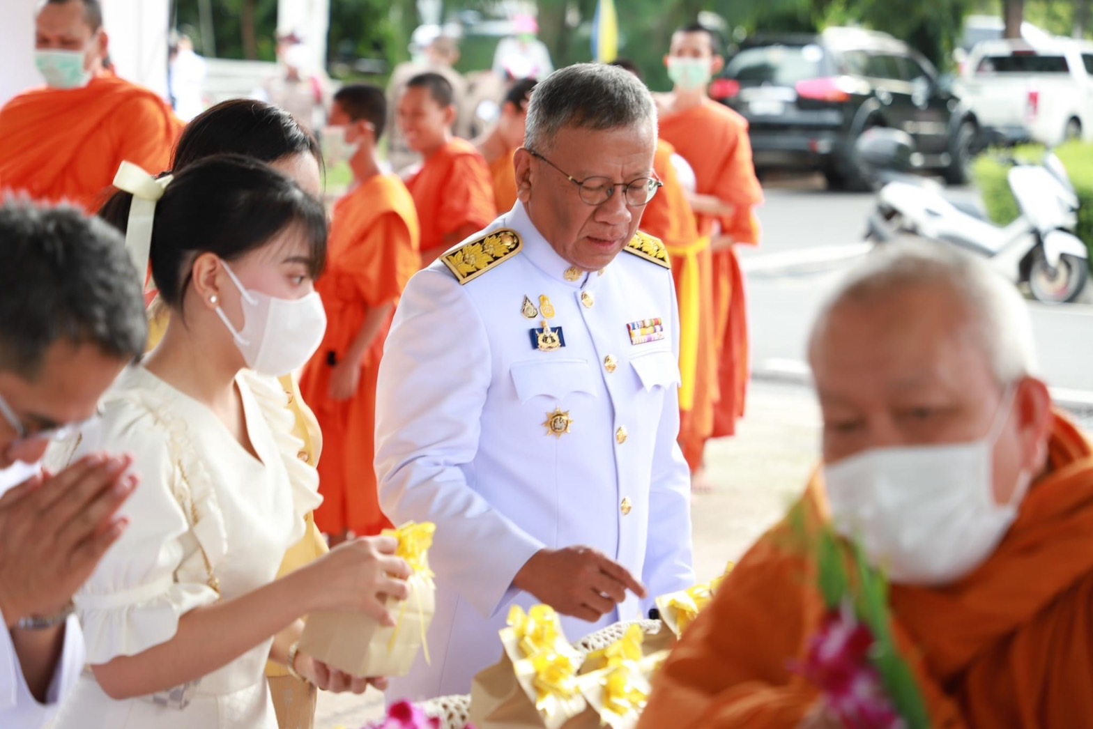 พช.ยโสธร ร่วมพิธีทำบุญตักบาตรพระสงฆ์ 72 รูป ถวายพระราชกุศล พระบาทสมเด็จพระเจ้าอยู่หัว เนื่องในโอกาสวันเฉลิมพระชนมพรรษา 28 กรกฎาคม 2566