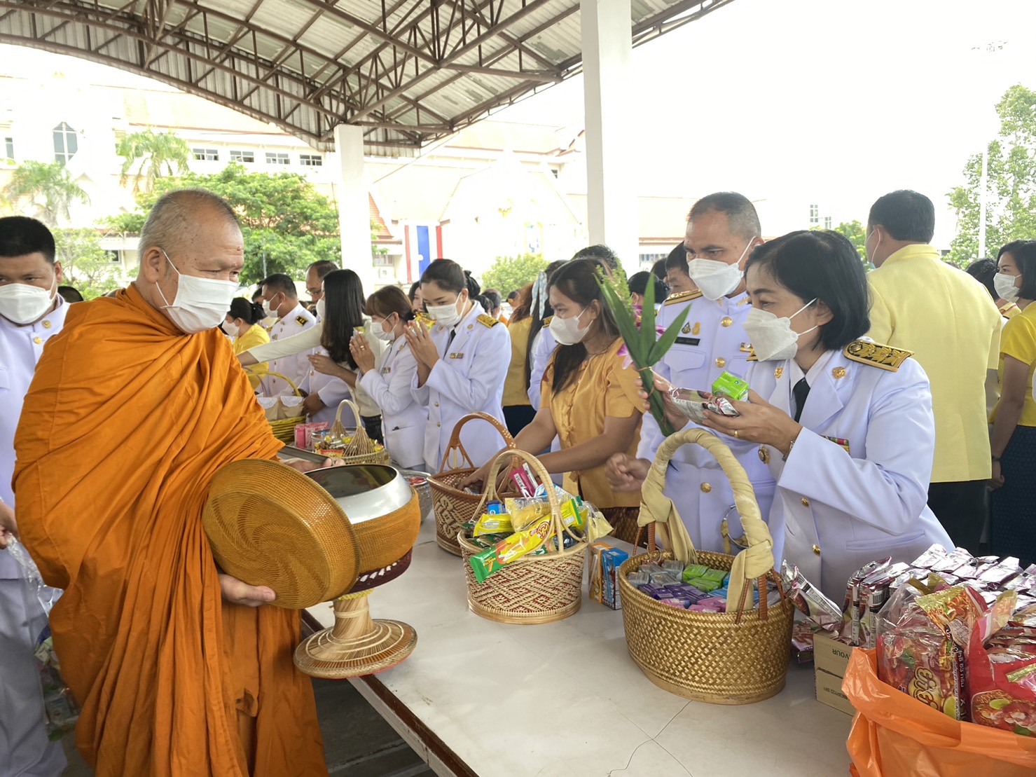 พช.ยโสธร ร่วมพิธีทำบุญตักบาตรพระสงฆ์ 72 รูป ถวายพระราชกุศล พระบาทสมเด็จพระเจ้าอยู่หัว เนื่องในโอกาสวันเฉลิมพระชนมพรรษา 28 กรกฎาคม 2566