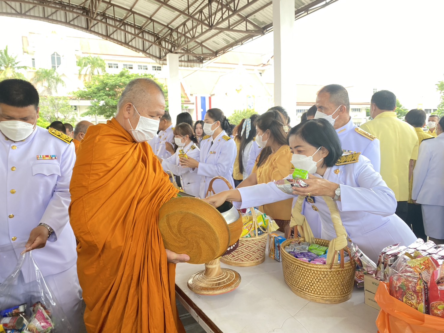 พช.ยโสธร ร่วมพิธีทำบุญตักบาตรพระสงฆ์ 72 รูป ถวายพระราชกุศล พระบาทสมเด็จพระเจ้าอยู่หัว เนื่องในโอกาสวันเฉลิมพระชนมพรรษา 28 กรกฎาคม 2566