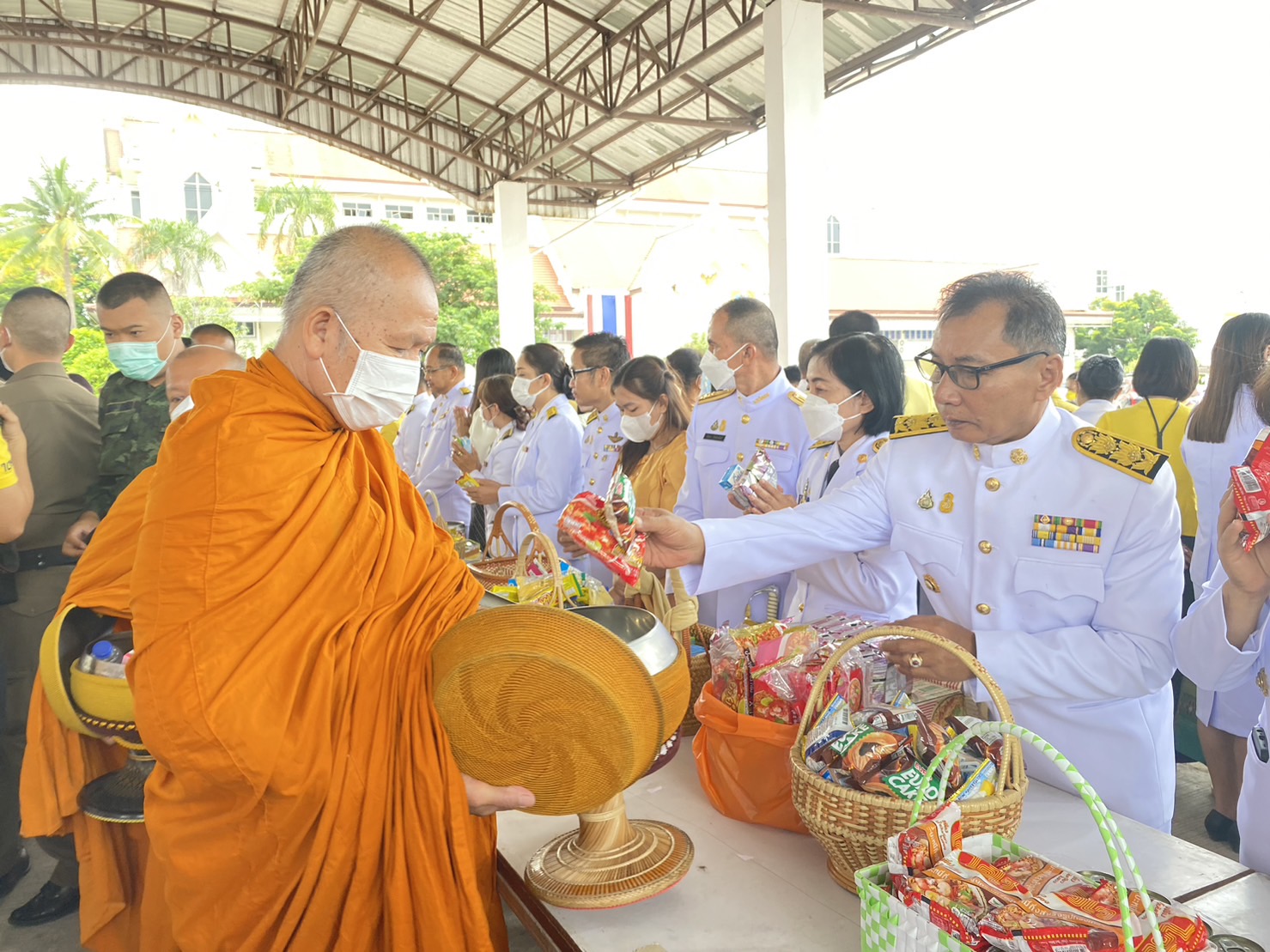 พช.ยโสธร ร่วมพิธีทำบุญตักบาตรพระสงฆ์ 72 รูป ถวายพระราชกุศล พระบาทสมเด็จพระเจ้าอยู่หัว เนื่องในโอกาสวันเฉลิมพระชนมพรรษา 28 กรกฎาคม 2566