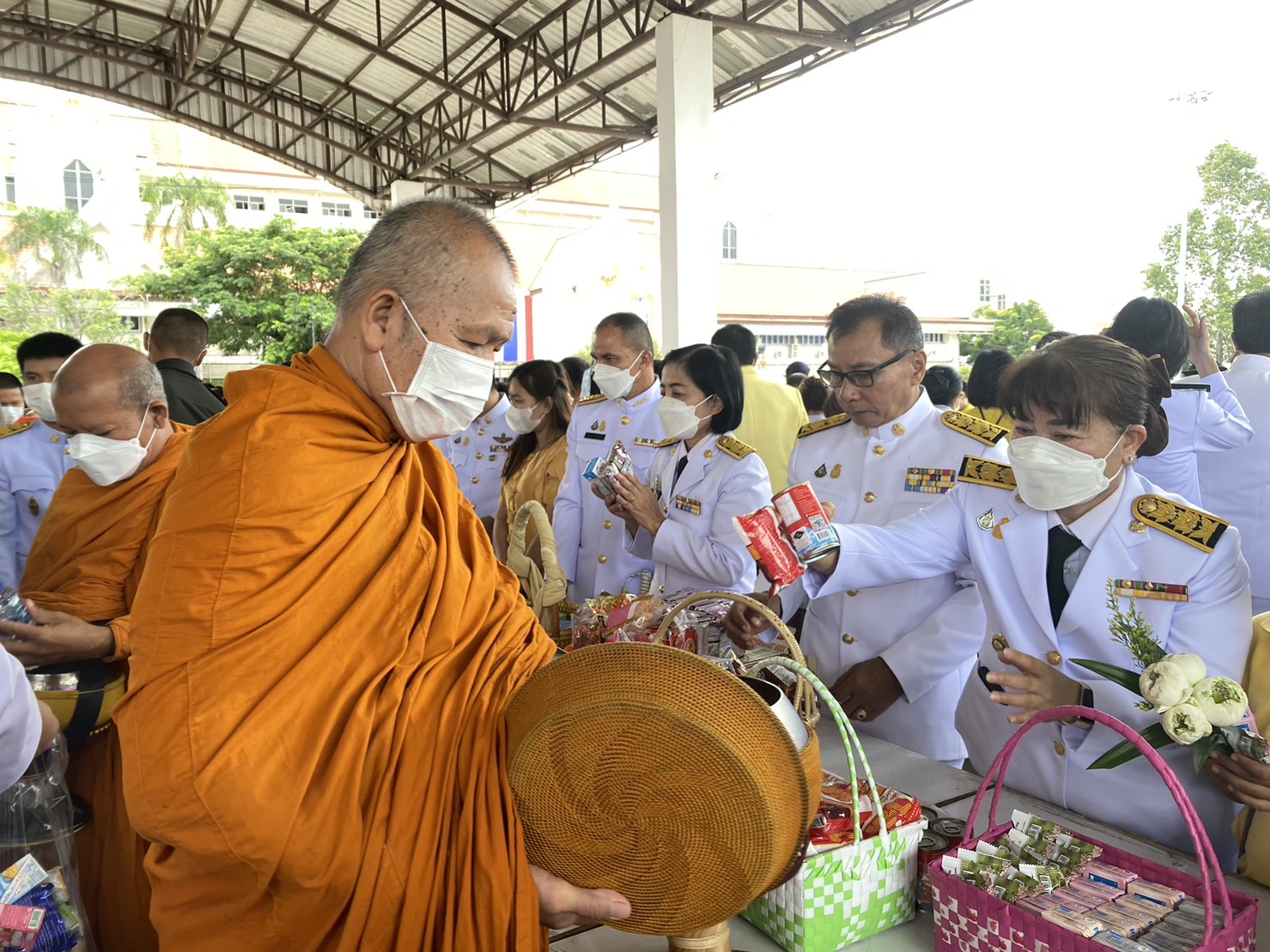 พช.ยโสธร ร่วมพิธีทำบุญตักบาตรพระสงฆ์ 72 รูป ถวายพระราชกุศล พระบาทสมเด็จพระเจ้าอยู่หัว เนื่องในโอกาสวันเฉลิมพระชนมพรรษา 28 กรกฎาคม 2566
