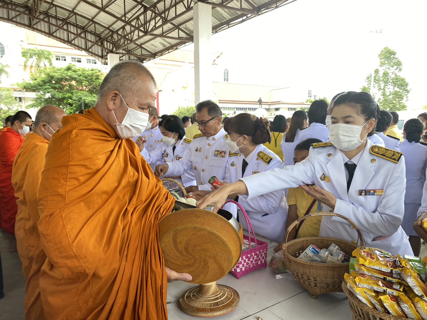 พช.ยโสธร ร่วมพิธีทำบุญตักบาตรพระสงฆ์ 72 รูป ถวายพระราชกุศล พระบาทสมเด็จพระเจ้าอยู่หัว เนื่องในโอกาสวันเฉลิมพระชนมพรรษา 28 กรกฎาคม 2566