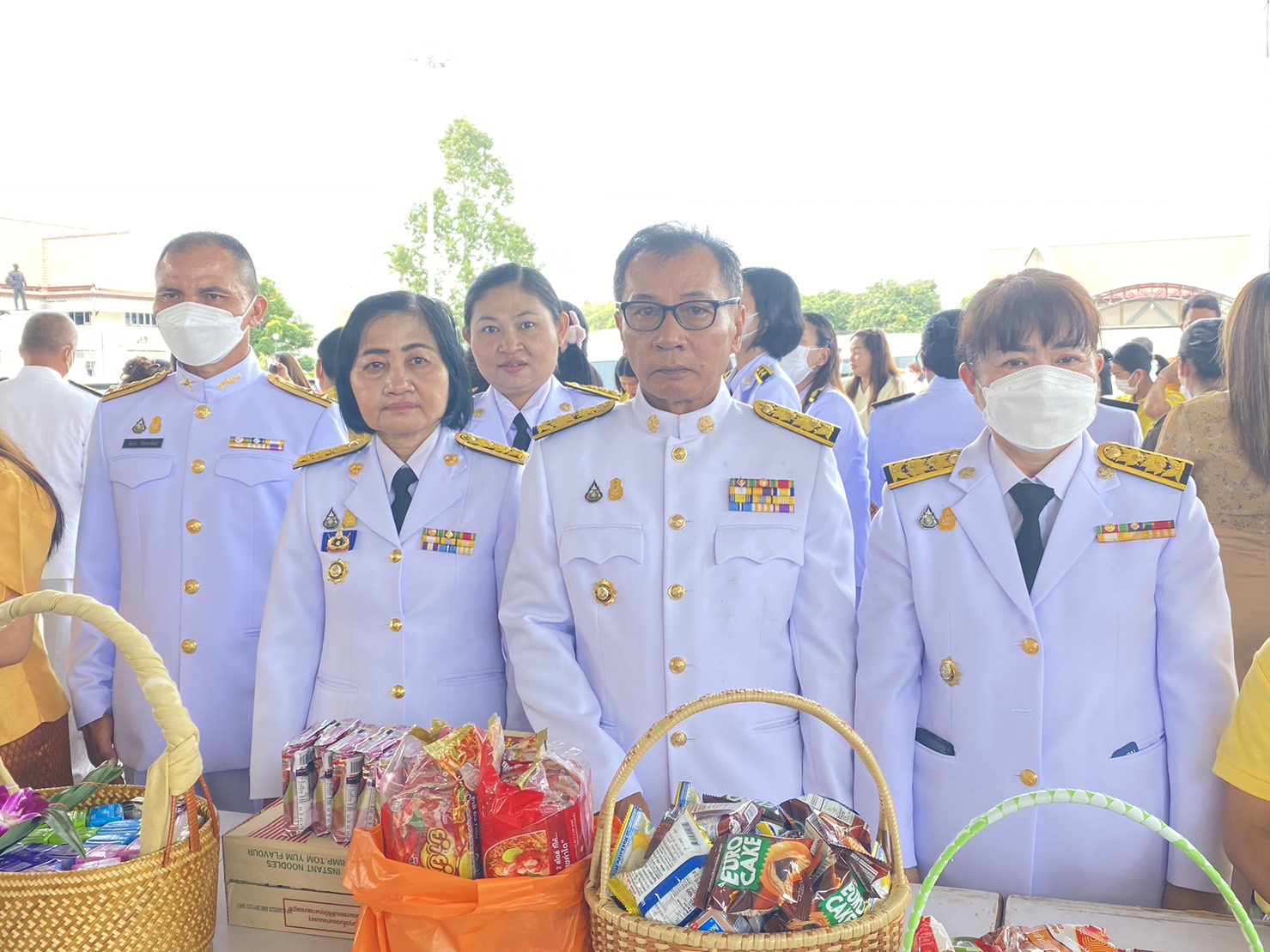 พช.ยโสธร ร่วมพิธีทำบุญตักบาตรพระสงฆ์ 72 รูป ถวายพระราชกุศล พระบาทสมเด็จพระเจ้าอยู่หัว เนื่องในโอกาสวันเฉลิมพระชนมพรรษา 28 กรกฎาคม 2566