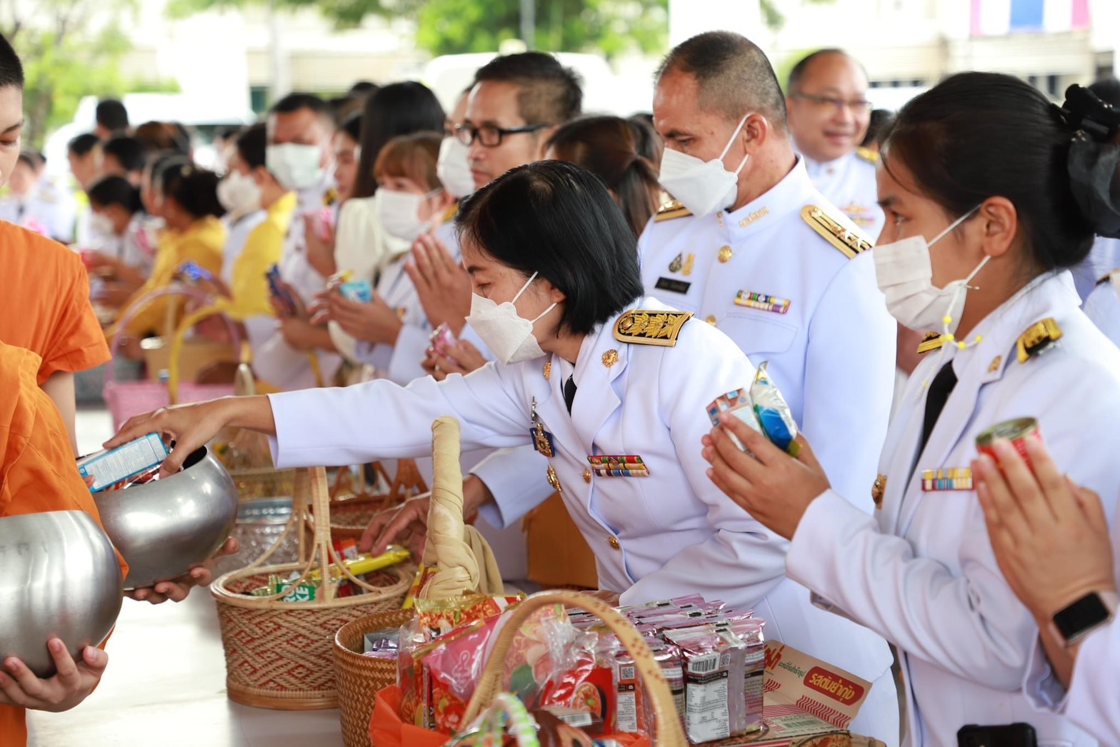พช.ยโสธร ร่วมพิธีทำบุญตักบาตรพระสงฆ์ 72 รูป ถวายพระราชกุศล พระบาทสมเด็จพระเจ้าอยู่หัว เนื่องในโอกาสวันเฉลิมพระชนมพรรษา 28 กรกฎาคม 2566