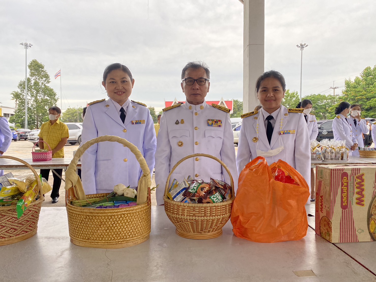 พช.ยโสธร ร่วมพิธีทำบุญตักบาตรพระสงฆ์ 72 รูป ถวายพระราชกุศล พระบาทสมเด็จพระเจ้าอยู่หัว เนื่องในโอกาสวันเฉลิมพระชนมพรรษา 28 กรกฎาคม 2566
