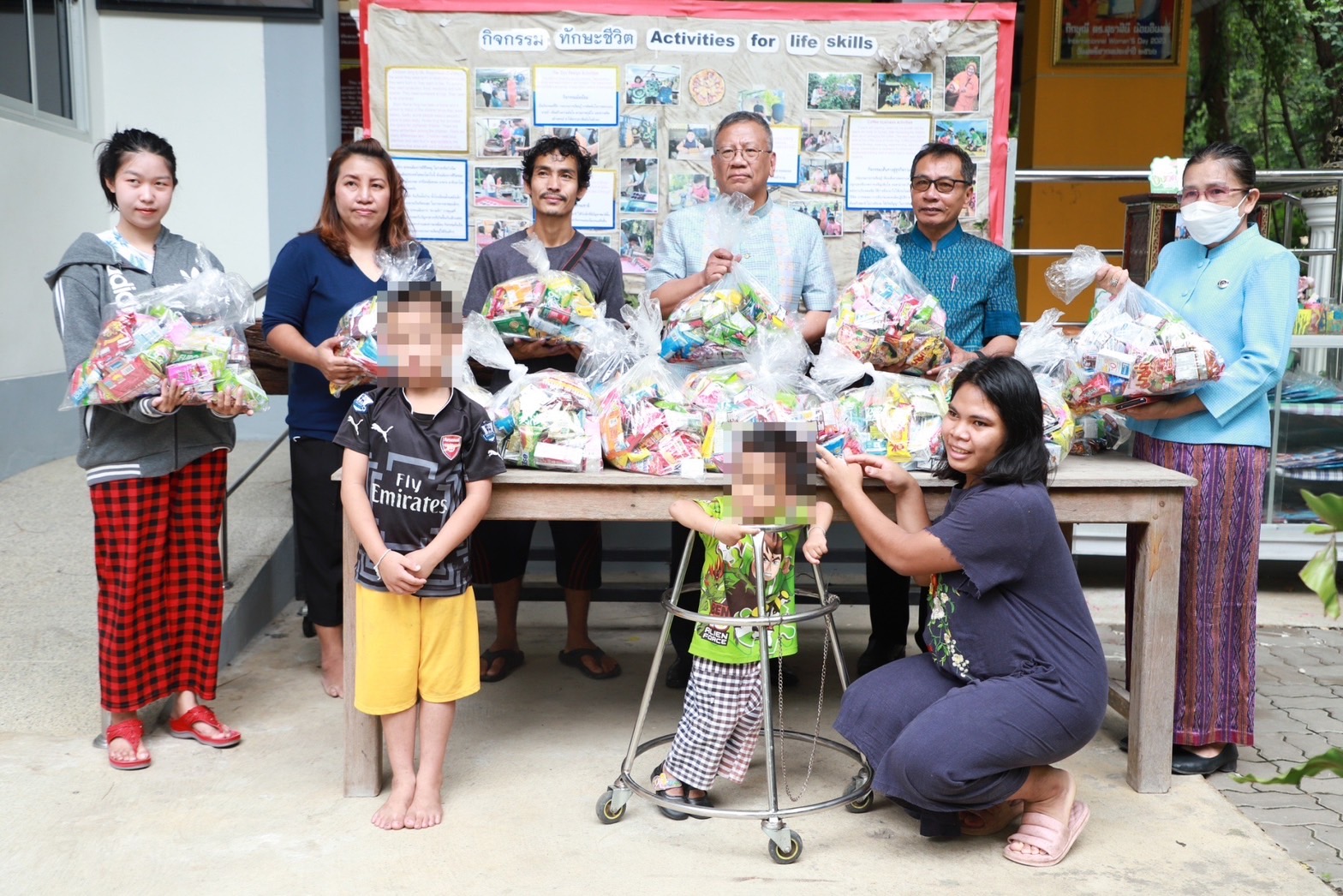 ?พ่อเมืองยโสธร ส่งมอบอาหารและสิ่งของช่วยเหลือ ผู้ได้รับความเดือดร้อน (TPMAP/ThaiQM) ผู้ด้อยโอกาส/กลุ่มเปราะบาง ประจำปี พ.ศ.2566 ภายใต้การขับเคลื่อนการขจัดความยากจนและพัฒนาคนทุกช่วงวัยอย่างยั่งยืนตามหลักปรัชญาของเศรษฐกิจพอเพียง (ศจพ.)