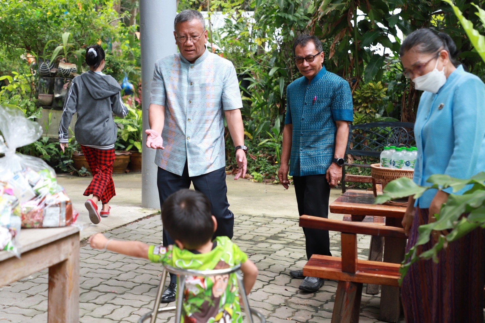 ?พ่อเมืองยโสธร ส่งมอบอาหารและสิ่งของช่วยเหลือ ผู้ได้รับความเดือดร้อน (TPMAP/ThaiQM) ผู้ด้อยโอกาส/กลุ่มเปราะบาง ประจำปี พ.ศ.2566 ภายใต้การขับเคลื่อนการขจัดความยากจนและพัฒนาคนทุกช่วงวัยอย่างยั่งยืนตามหลักปรัชญาของเศรษฐกิจพอเพียง (ศจพ.)