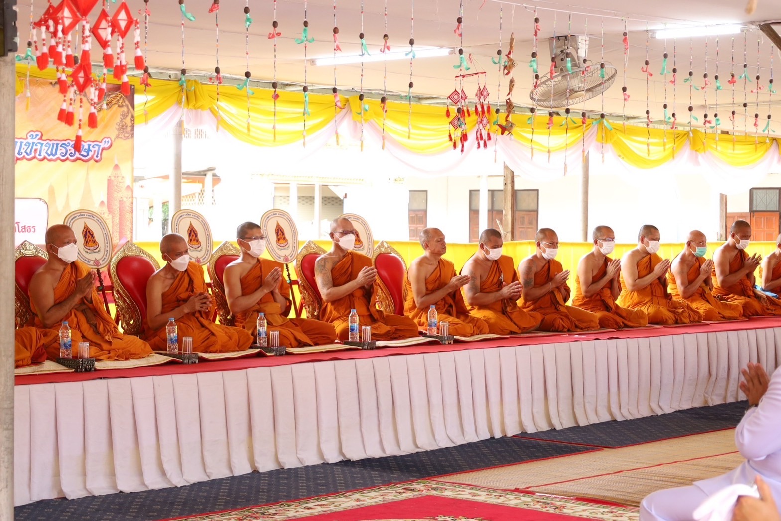 พช.ยโสธร ร่วมพิธีเจริญพระพุทธมนต์ สมโภชพระพุทธบุษยรัตน์เฉลิมพระเกียรติและถวายพระราชกุศล พระบาทสมเด็จพระเจ้าอยู่หัว เนื่องในโอกาส วันเฉลิมพระชนมพรรษา 28 กรกฎาคม 2566 ที่วัดมหาธาตุ (พระอารามหลวง)
