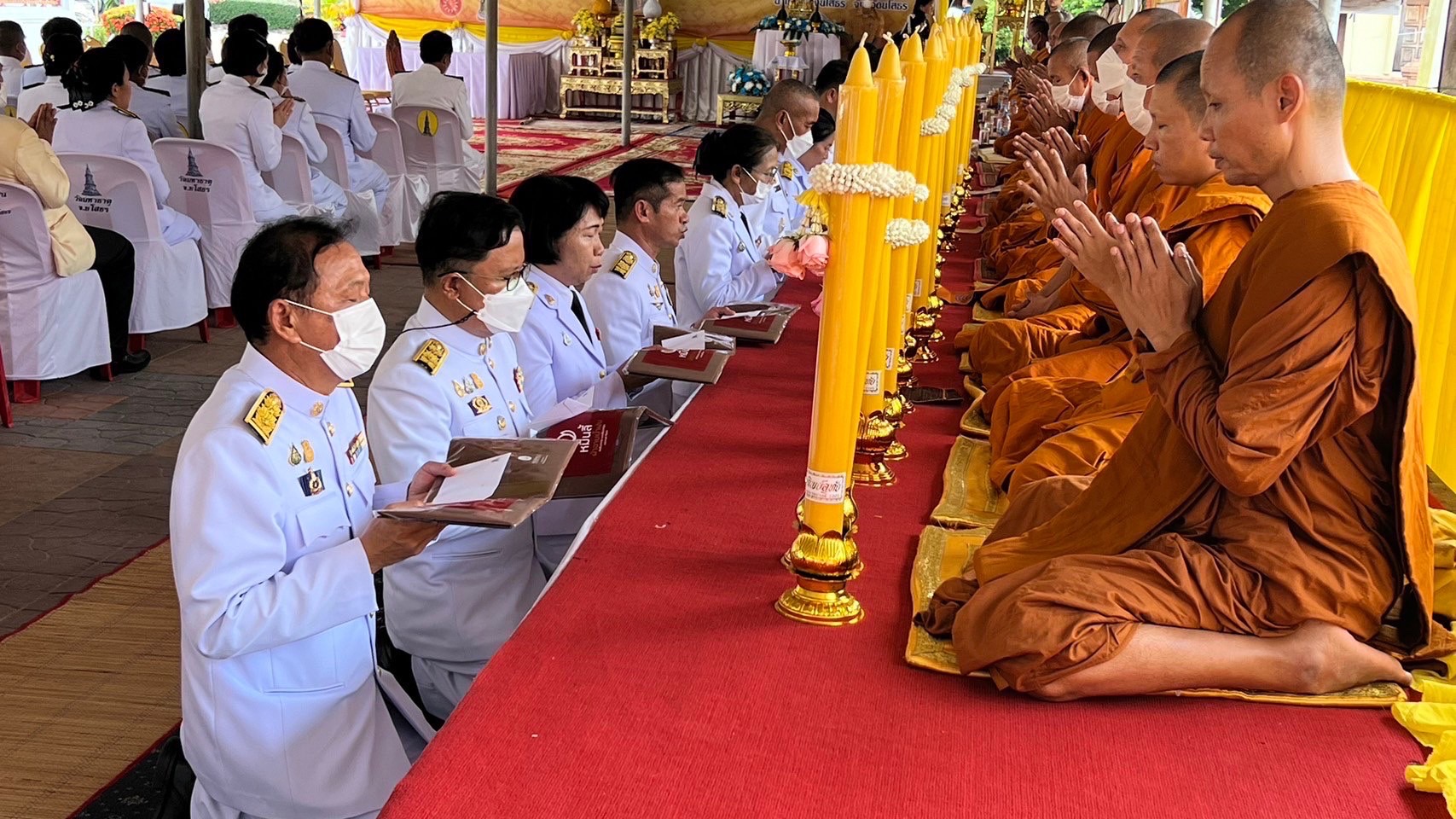 พช.ยโสธร ร่วมพิธีเจริญพระพุทธมนต์ สมโภชพระพุทธบุษยรัตน์เฉลิมพระเกียรติและถวายพระราชกุศล พระบาทสมเด็จพระเจ้าอยู่หัว เนื่องในโอกาส วันเฉลิมพระชนมพรรษา 28 กรกฎาคม 2566 ที่วัดมหาธาตุ (พระอารามหลวง)