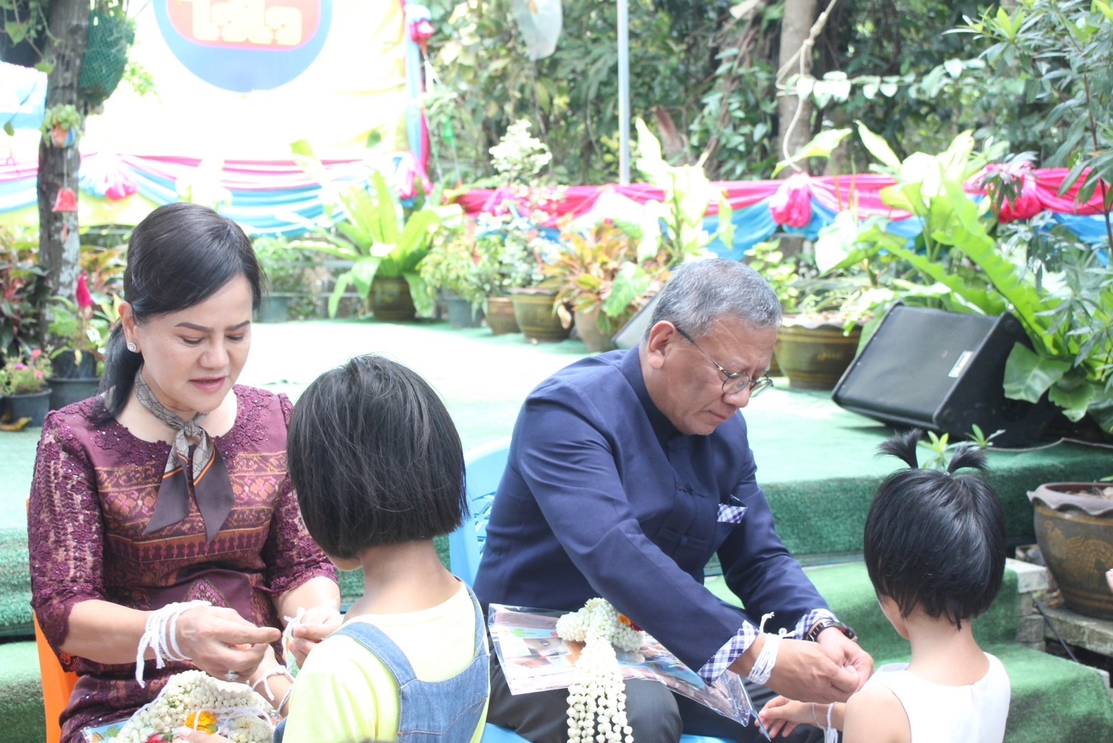 ?พ่อเมืองยโสธร ส่งมอบอาหารและสิ่งของช่วยเหลือ ผู้ได้รับความเดือดร้อน (TPMAP/ThaiQM) ผู้ด้อยโอกาส/กลุ่มเปราะบาง ประจำปี พ.ศ.2566 ภายใต้การขับเคลื่อนการขจัดความยากจนและพัฒนาคนทุกช่วงวัยอย่างยั่งยืนตามหลักปรัชญาของเศรษฐกิจพอเพียง (ศจพ.)