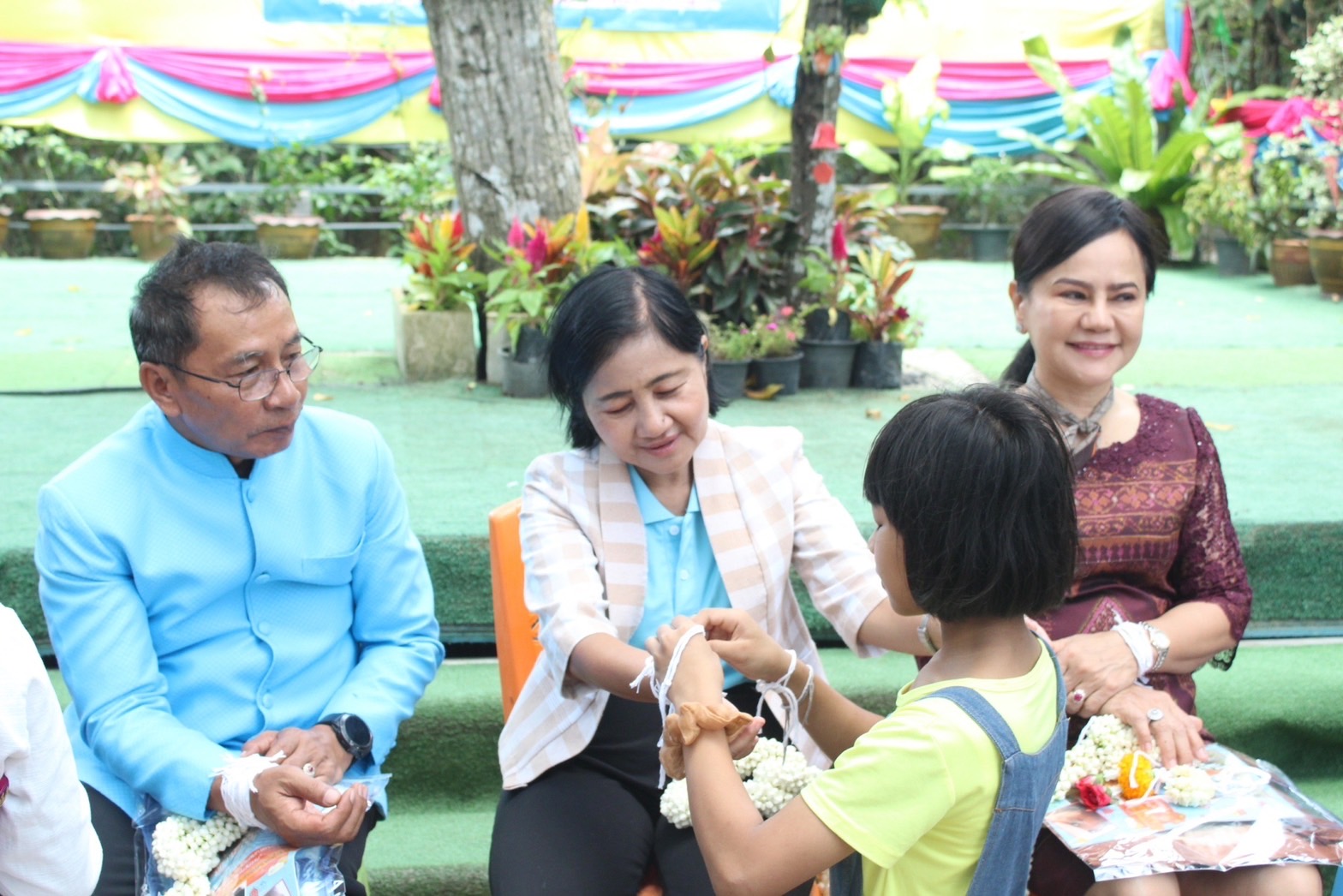 ?พ่อเมืองยโสธร ส่งมอบอาหารและสิ่งของช่วยเหลือ ผู้ได้รับความเดือดร้อน (TPMAP/ThaiQM) ผู้ด้อยโอกาส/กลุ่มเปราะบาง ประจำปี พ.ศ.2566 ภายใต้การขับเคลื่อนการขจัดความยากจนและพัฒนาคนทุกช่วงวัยอย่างยั่งยืนตามหลักปรัชญาของเศรษฐกิจพอเพียง (ศจพ.)