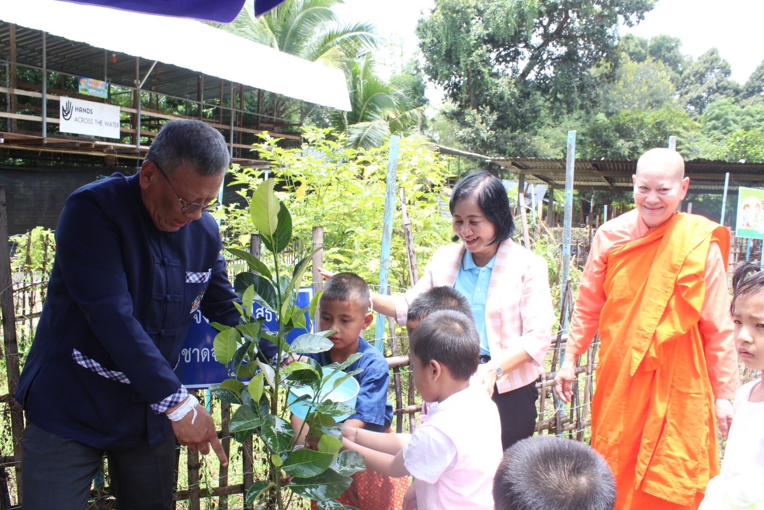 ?พ่อเมืองยโสธร ส่งมอบอาหารและสิ่งของช่วยเหลือ ผู้ได้รับความเดือดร้อน (TPMAP/ThaiQM) ผู้ด้อยโอกาส/กลุ่มเปราะบาง ประจำปี พ.ศ.2566 ภายใต้การขับเคลื่อนการขจัดความยากจนและพัฒนาคนทุกช่วงวัยอย่างยั่งยืนตามหลักปรัชญาของเศรษฐกิจพอเพียง (ศจพ.)