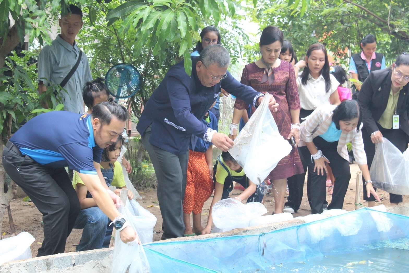 ?พ่อเมืองยโสธร ส่งมอบอาหารและสิ่งของช่วยเหลือ ผู้ได้รับความเดือดร้อน (TPMAP/ThaiQM) ผู้ด้อยโอกาส/กลุ่มเปราะบาง ประจำปี พ.ศ.2566 ภายใต้การขับเคลื่อนการขจัดความยากจนและพัฒนาคนทุกช่วงวัยอย่างยั่งยืนตามหลักปรัชญาของเศรษฐกิจพอเพียง (ศจพ.)