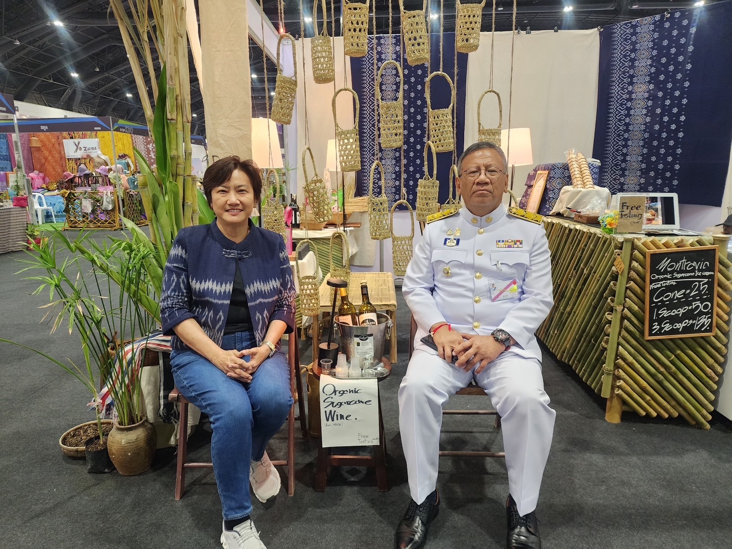 พ่อเมืองยโสธร ติดตามให้กำลังใจกลุ่ม ผู้ผลิต ผู้ประกอบการ OTOP ที่มาร่วมจำหน่ายสินค้าในงานศิลปาชีพ ประทีปไทย OTOP หลอมดวงใจ ด้วยพระบารมี “ผ้าทอไทย สายใยแห่งพระเมตตา สร้างอาชีพปวงประชา อย่างยั่งยืน”