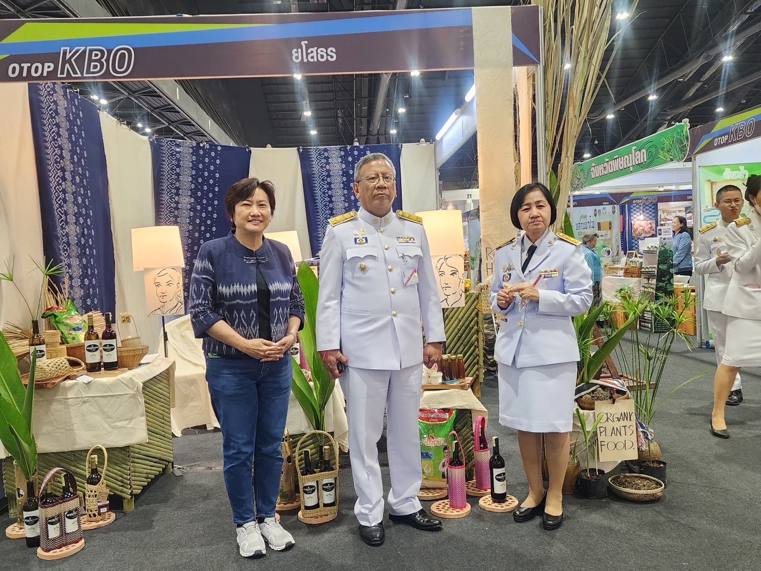 พ่อเมืองยโสธร ติดตามให้กำลังใจกลุ่ม ผู้ผลิต ผู้ประกอบการ OTOP ที่มาร่วมจำหน่ายสินค้าในงานศิลปาชีพ ประทีปไทย OTOP หลอมดวงใจ ด้วยพระบารมี “ผ้าทอไทย สายใยแห่งพระเมตตา สร้างอาชีพปวงประชา อย่างยั่งยืน”