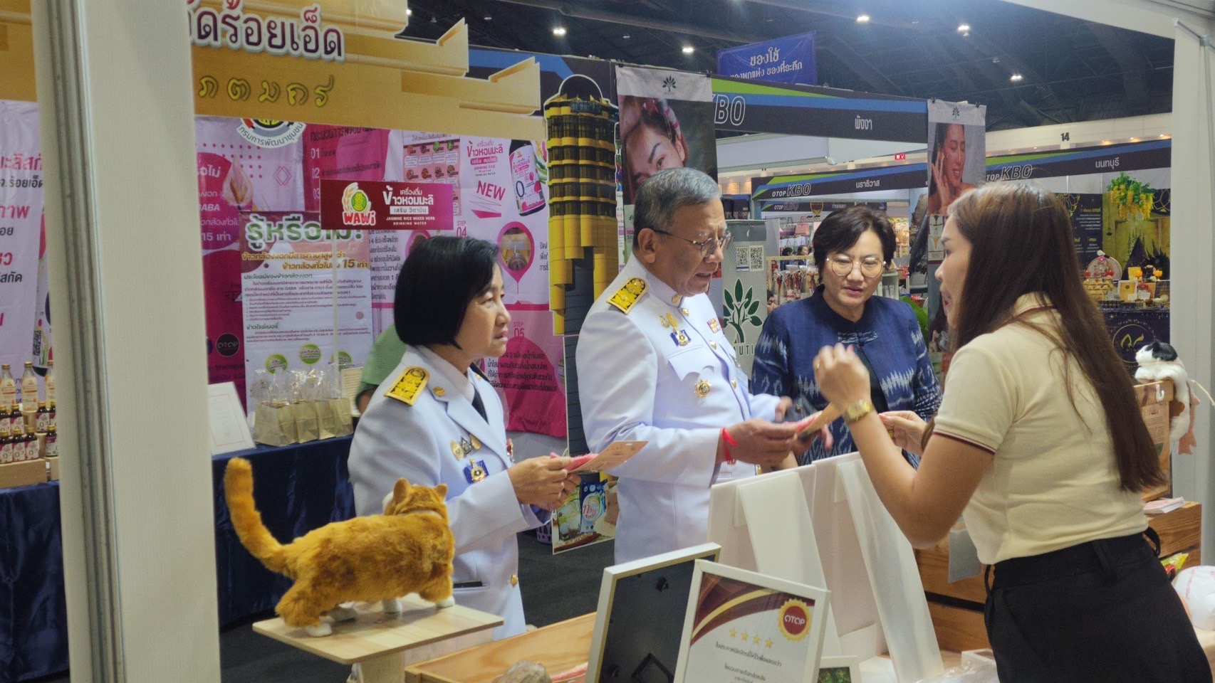 พ่อเมืองยโสธร ติดตามให้กำลังใจกลุ่ม ผู้ผลิต ผู้ประกอบการ OTOP ที่มาร่วมจำหน่ายสินค้าในงานศิลปาชีพ ประทีปไทย OTOP หลอมดวงใจ ด้วยพระบารมี “ผ้าทอไทย สายใยแห่งพระเมตตา สร้างอาชีพปวงประชา อย่างยั่งยืน”